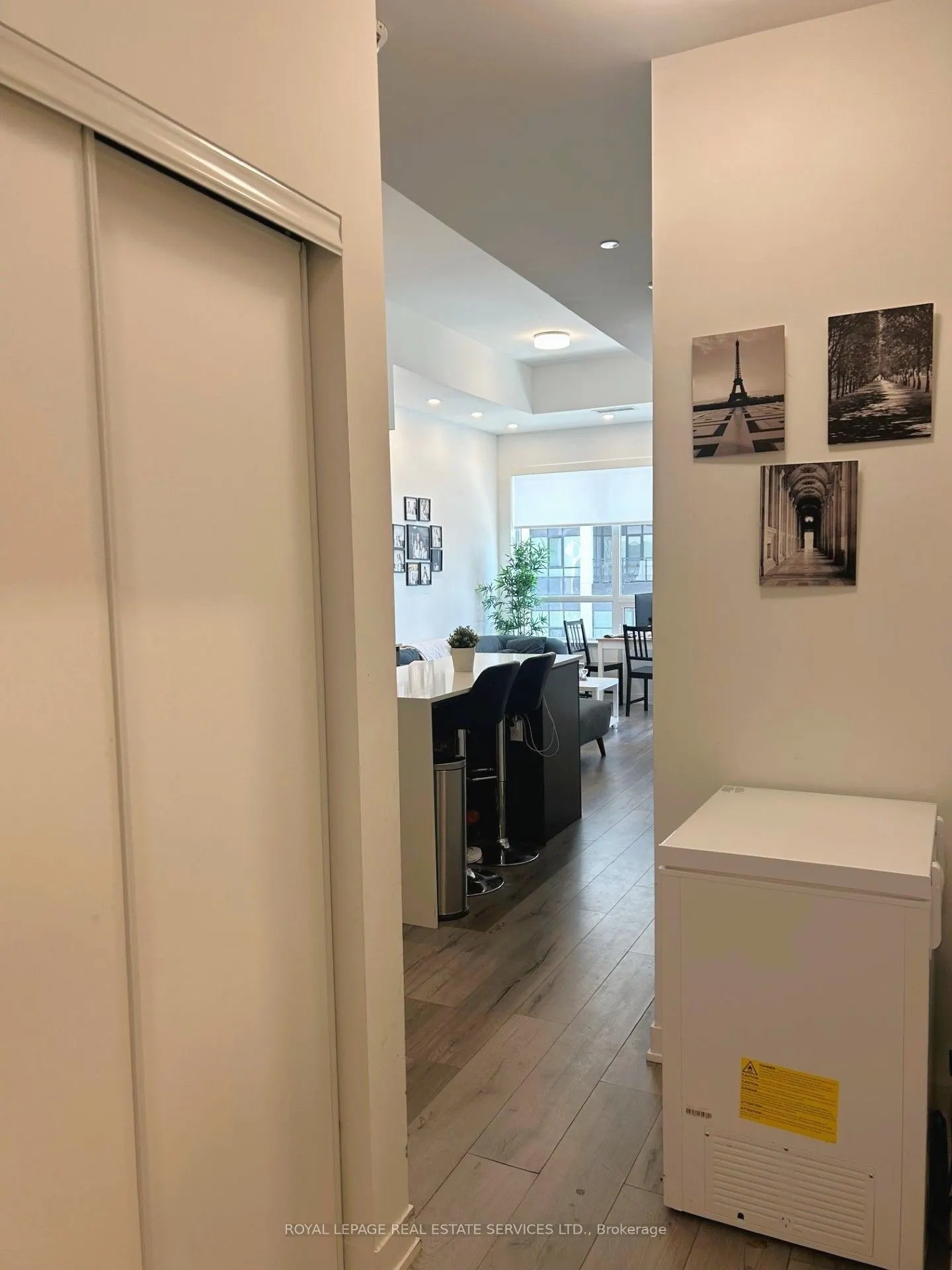 405 Dundas Street W, #223