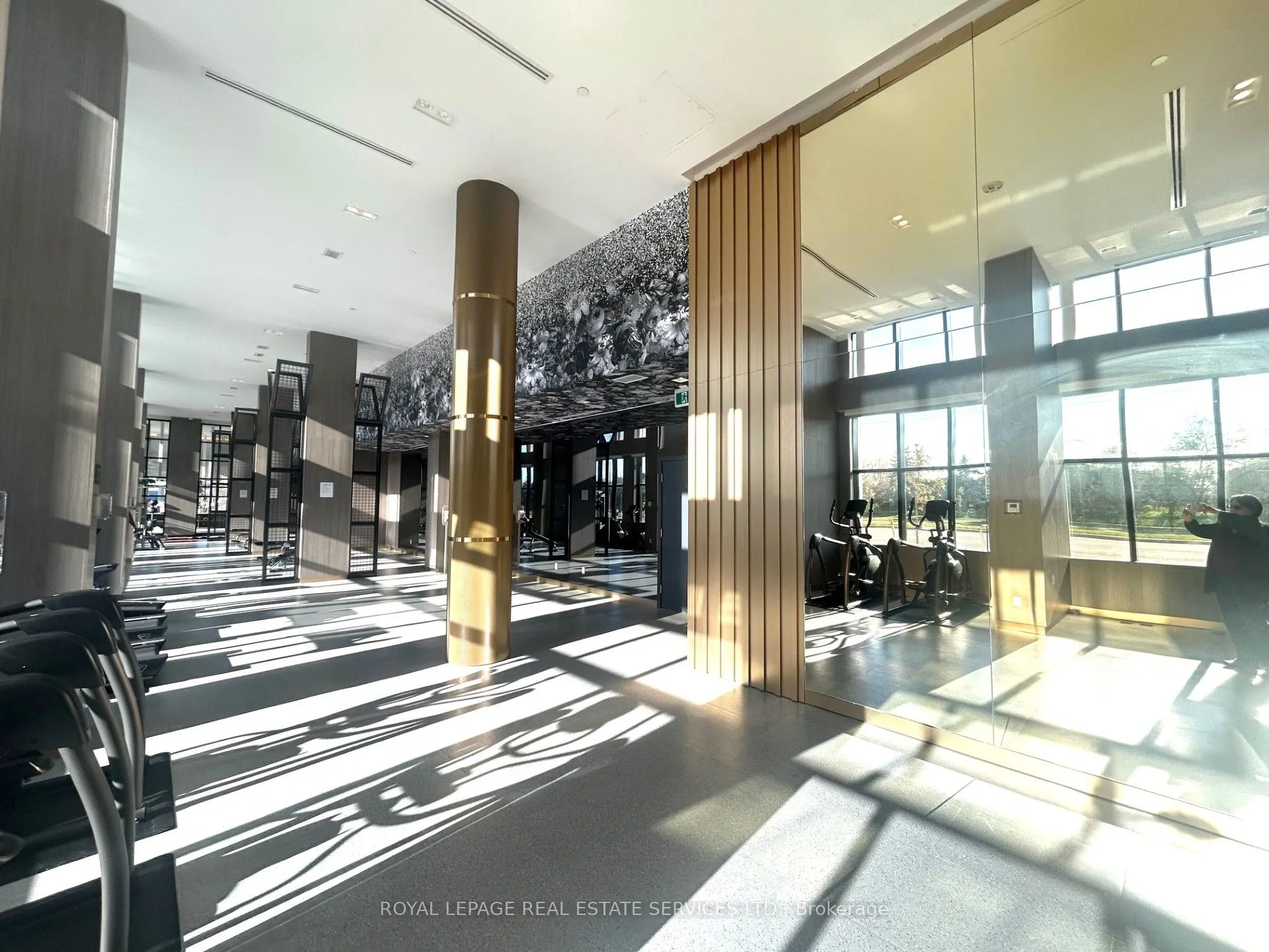 405 Dundas Street W, #223