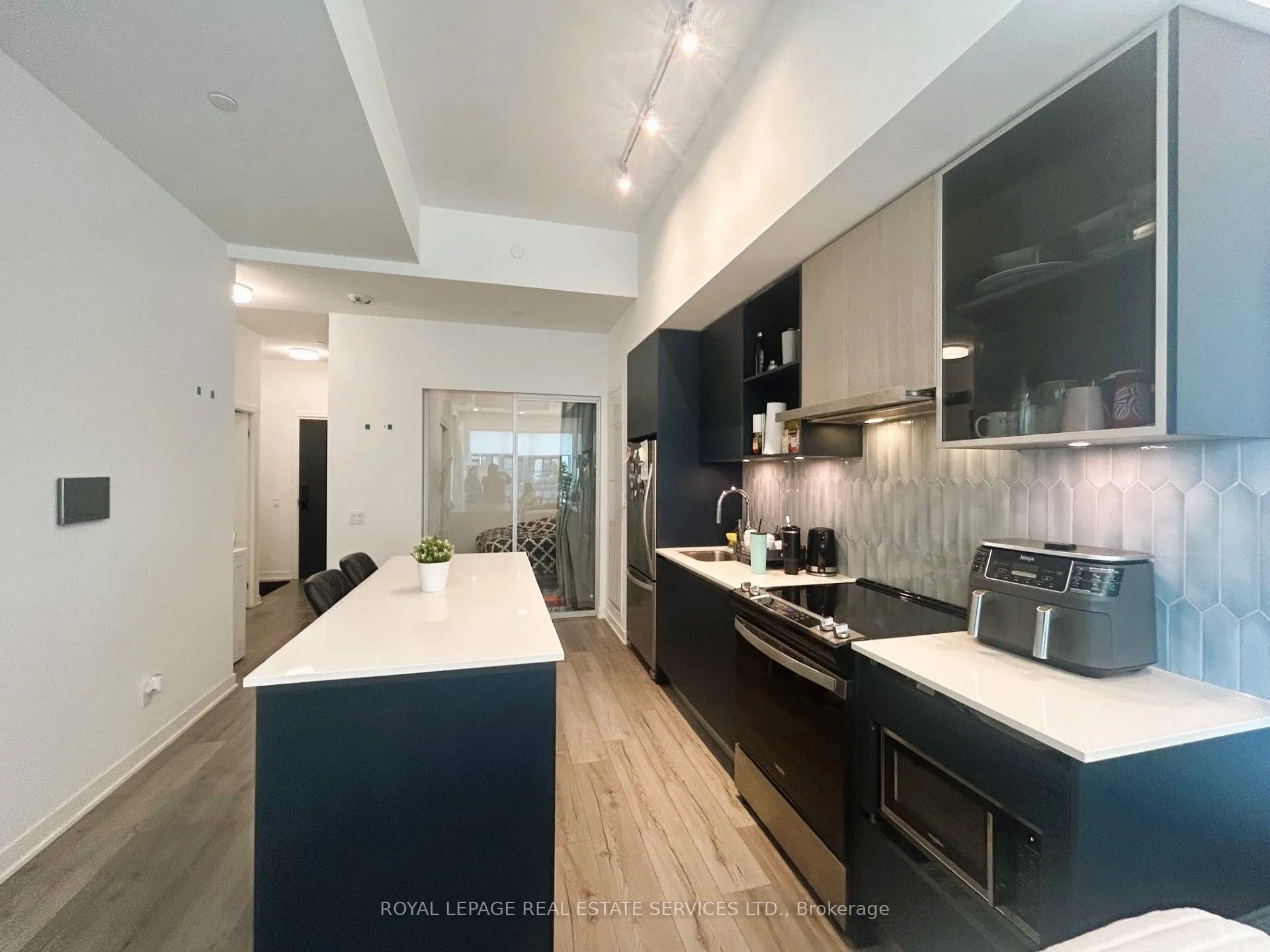 405 Dundas Street W, #223