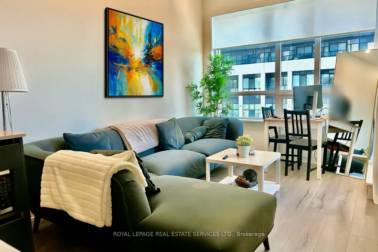 405 Dundas Street W, #223