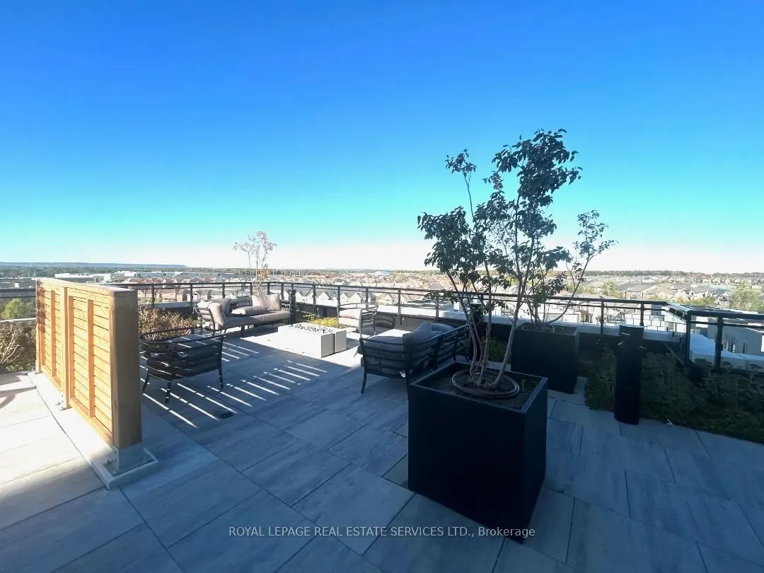 405 Dundas Street W, #223