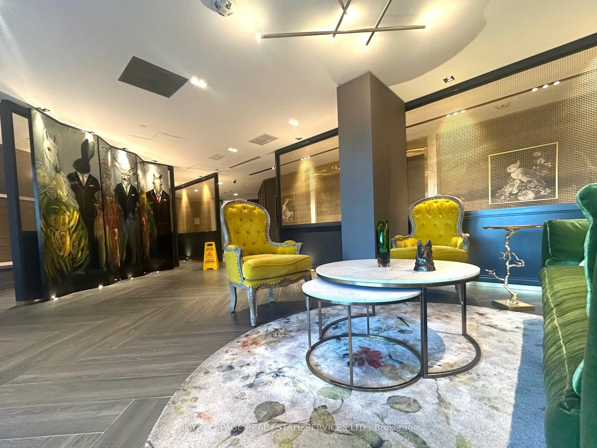 405 Dundas Street W, #223