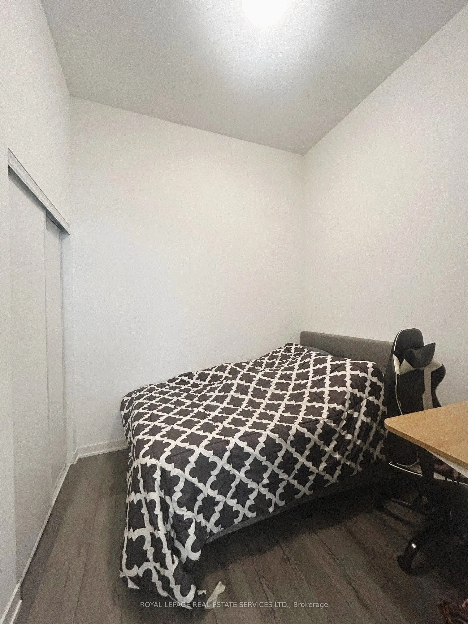 405 Dundas Street W, #223