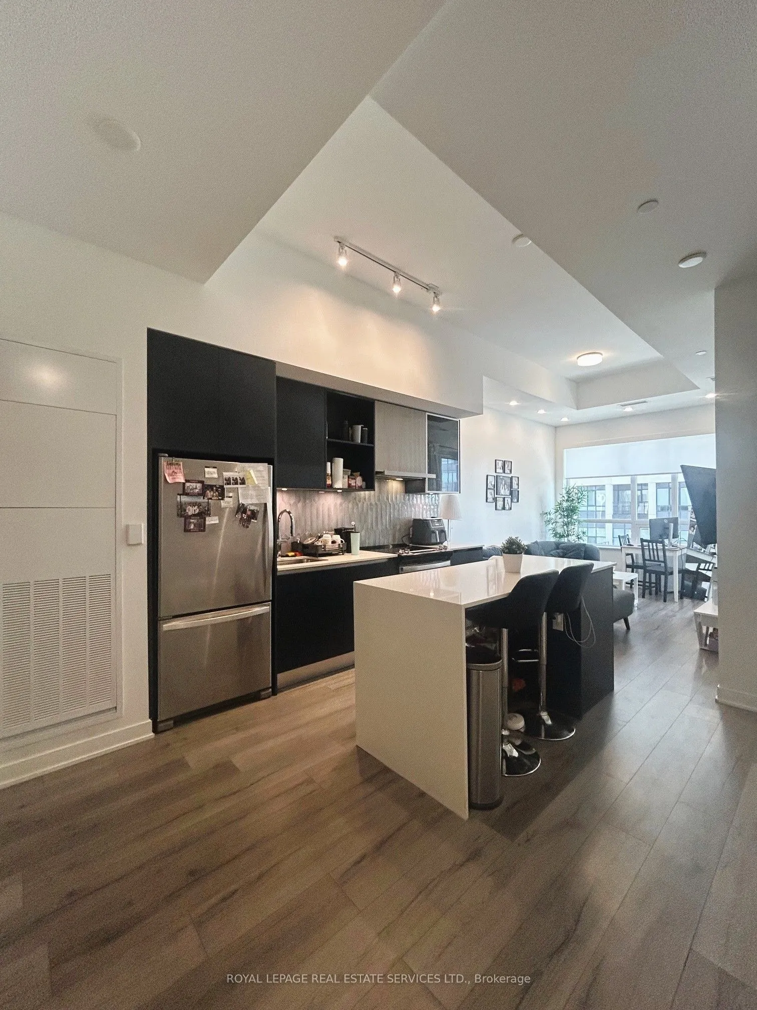 405 Dundas Street W, #223