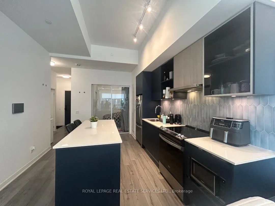 405 Dundas Street W, #223