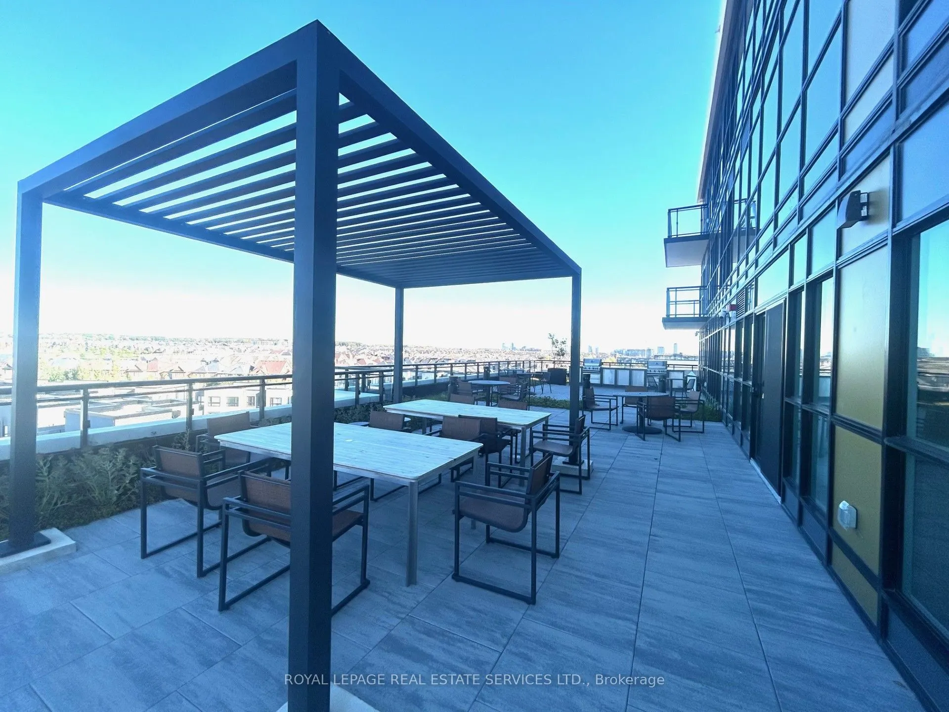 405 Dundas Street W, #223