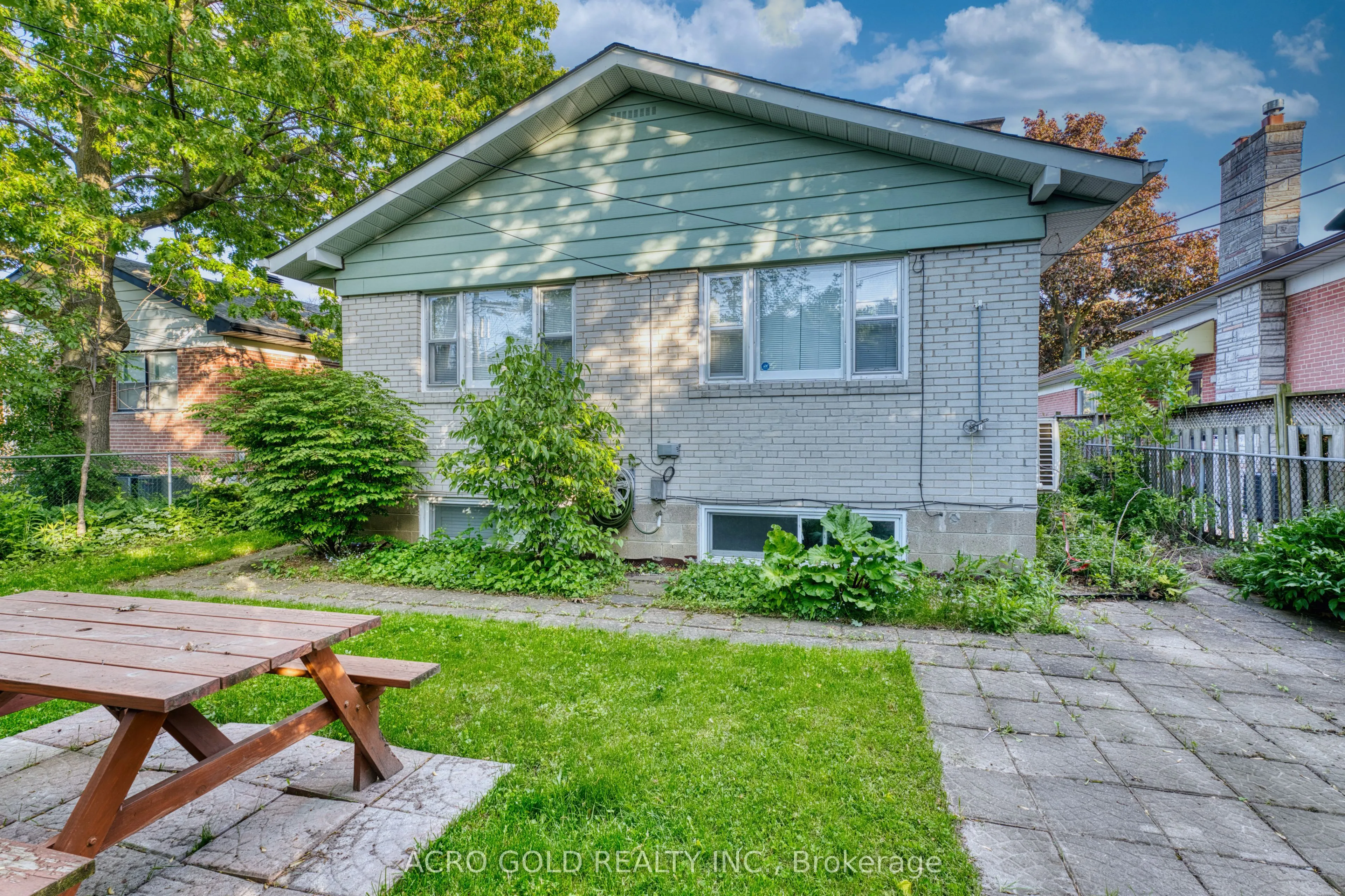10 Kennebec Crescent