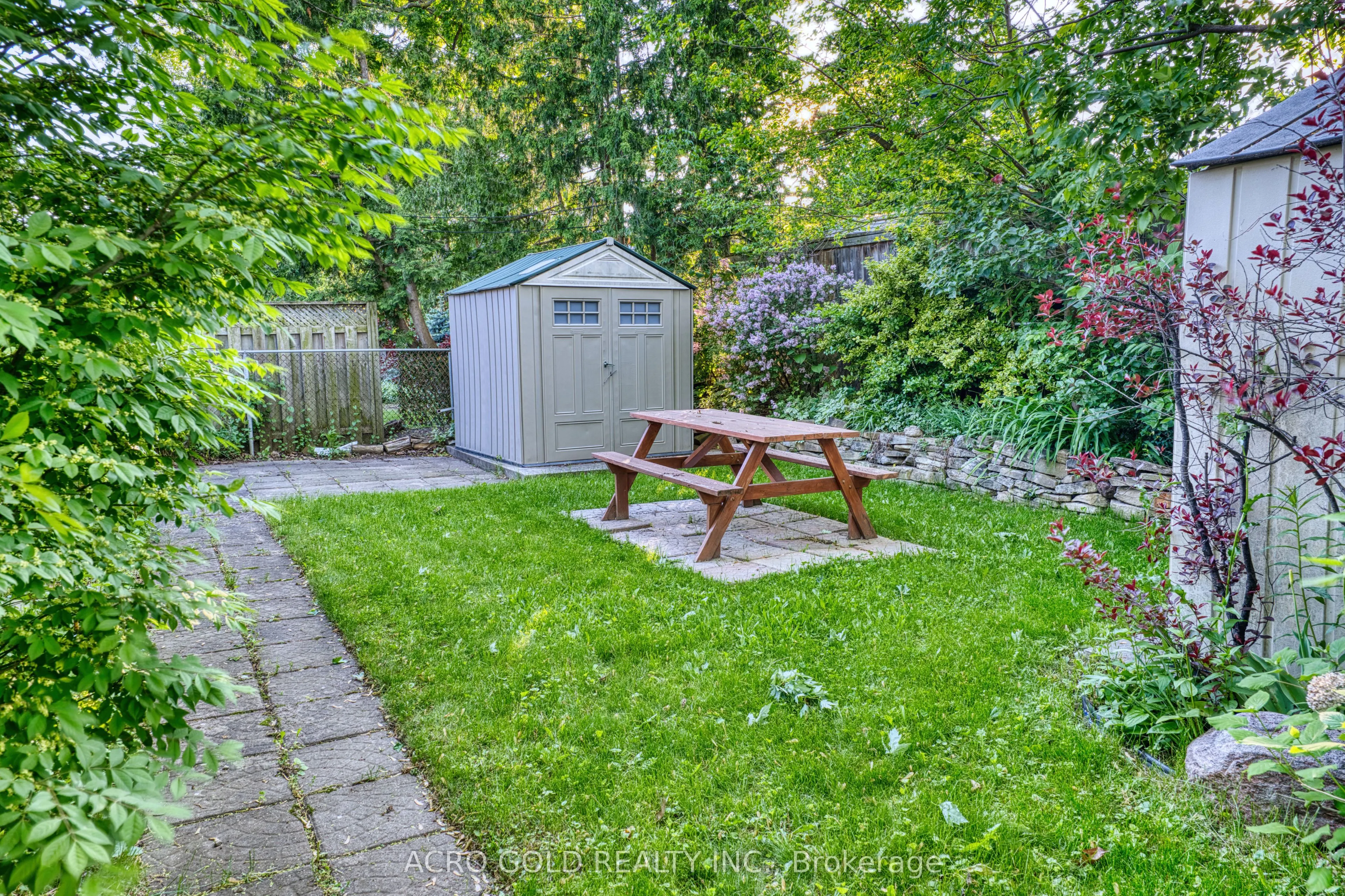 10 Kennebec Crescent