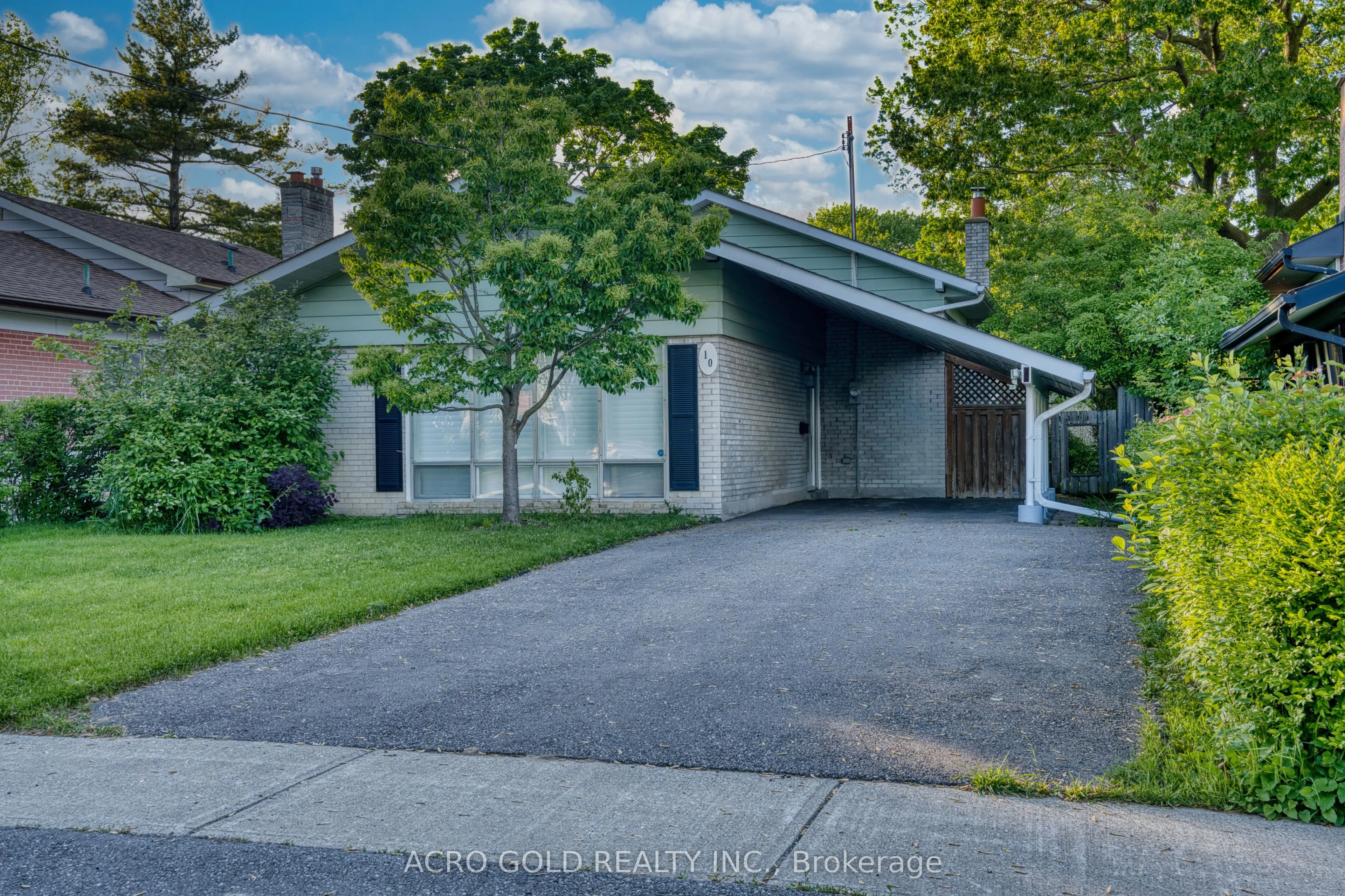 10 Kennebec Crescent