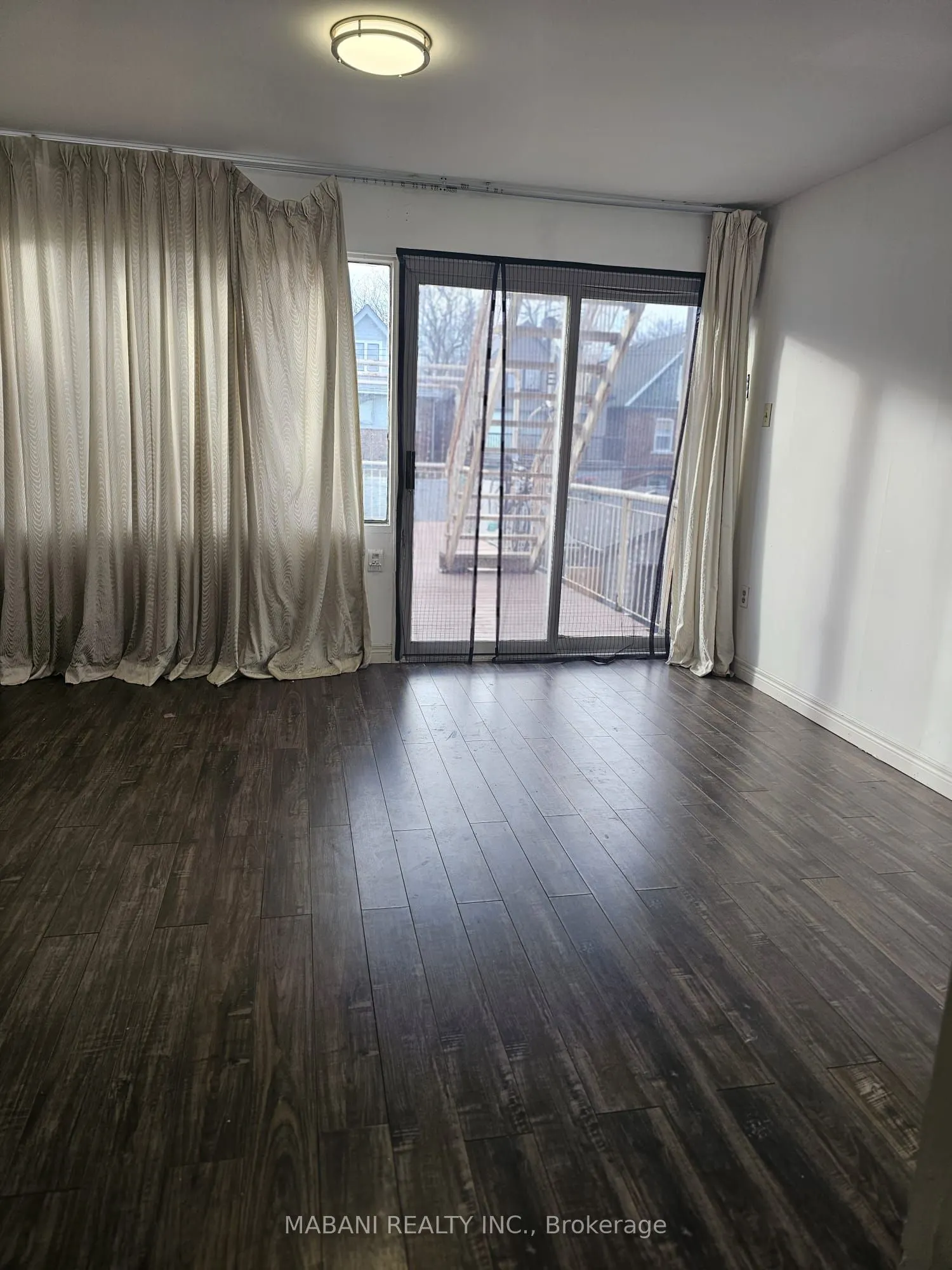 2239 Dundas Street W