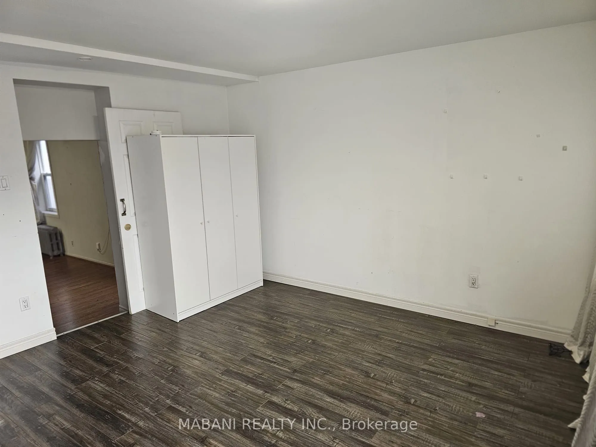 2239 Dundas Street W