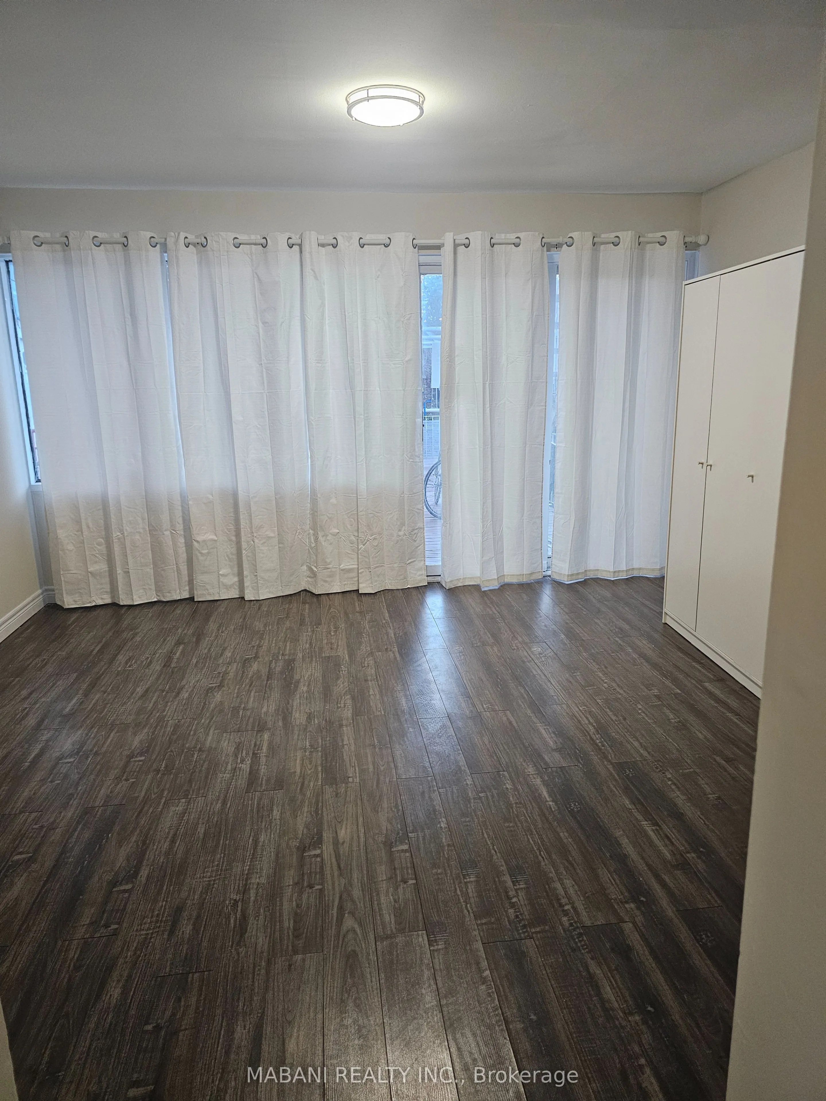 2239 Dundas Street W