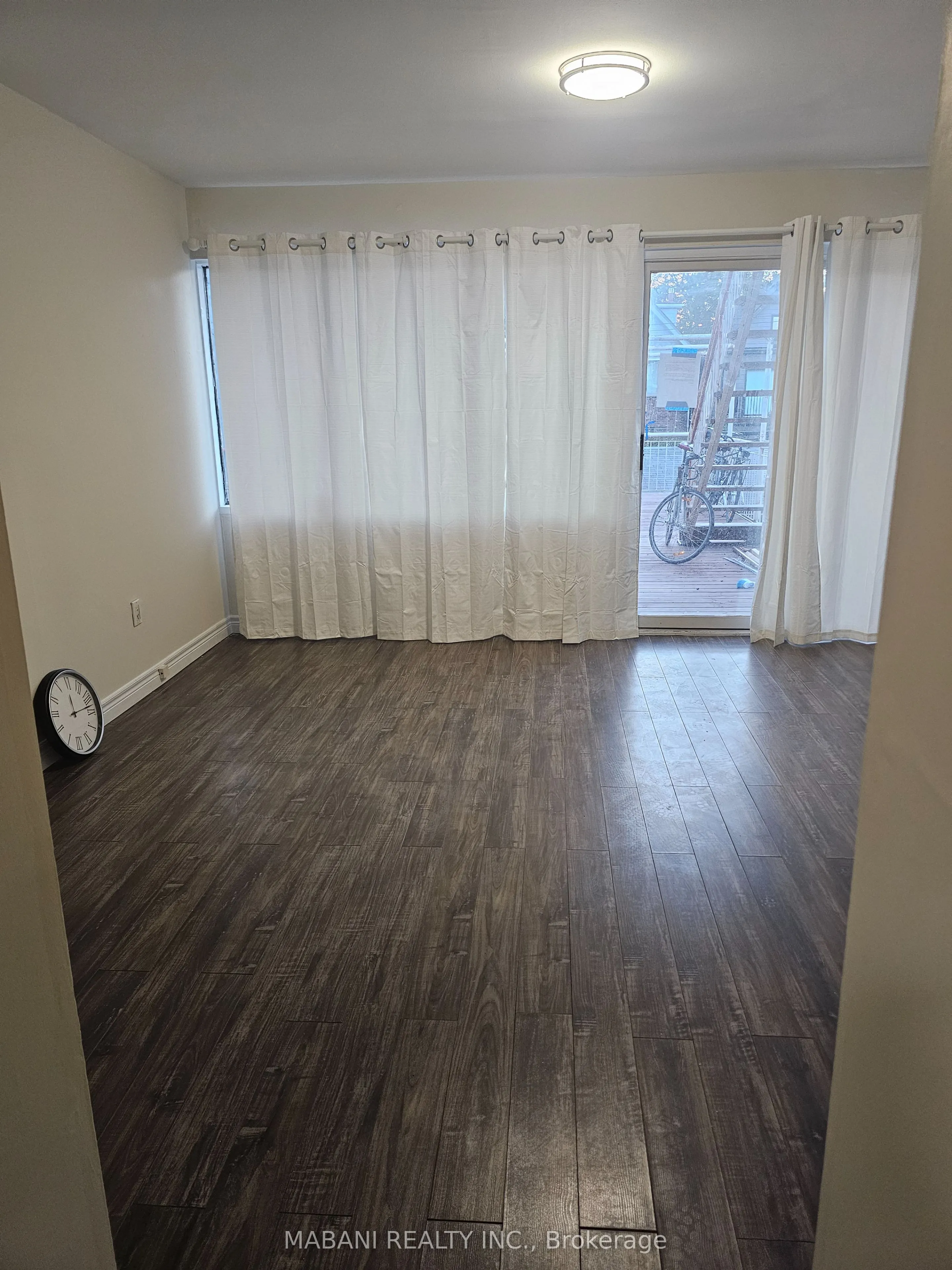 2239 Dundas Street W