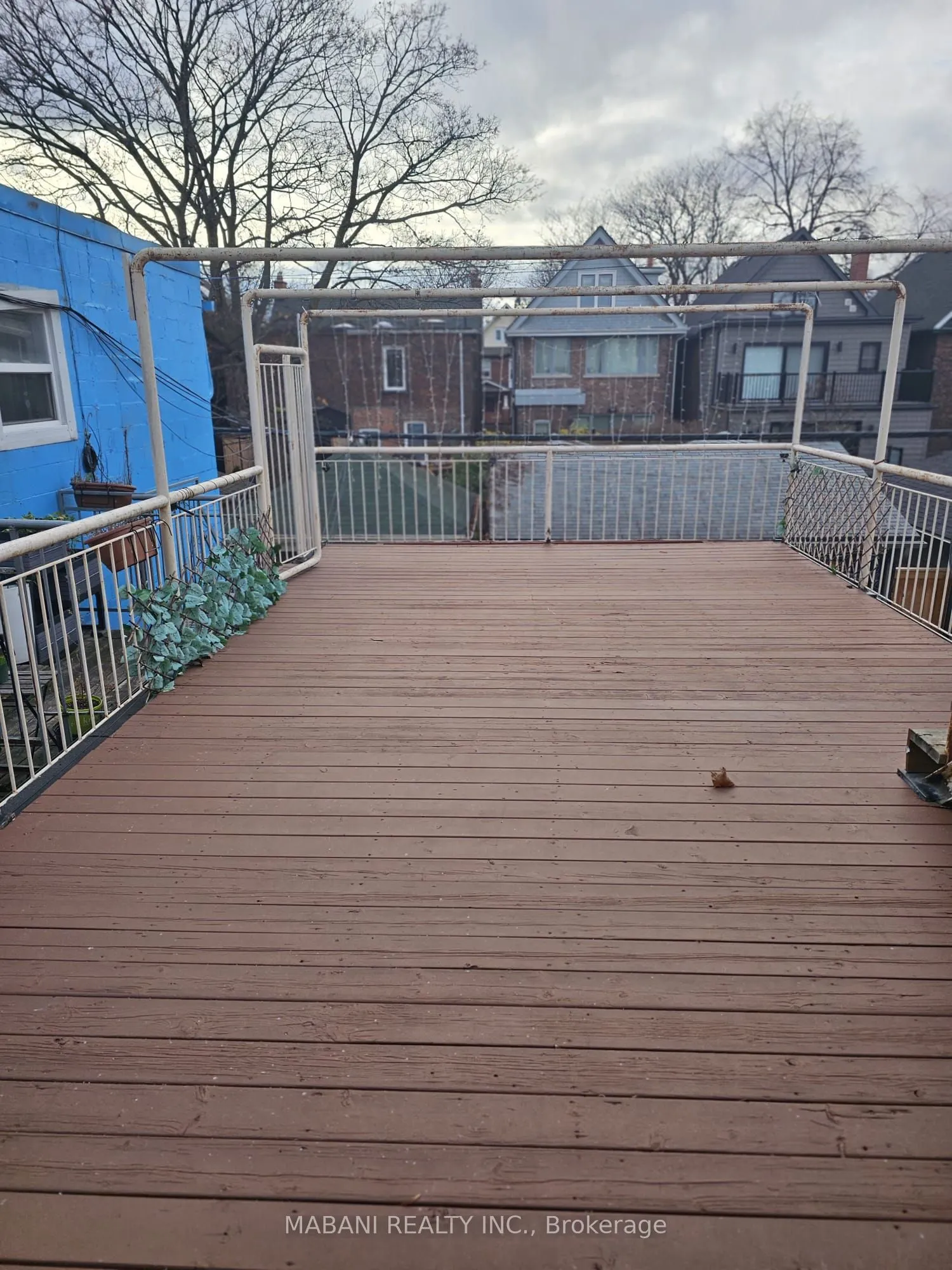 2239 Dundas Street W