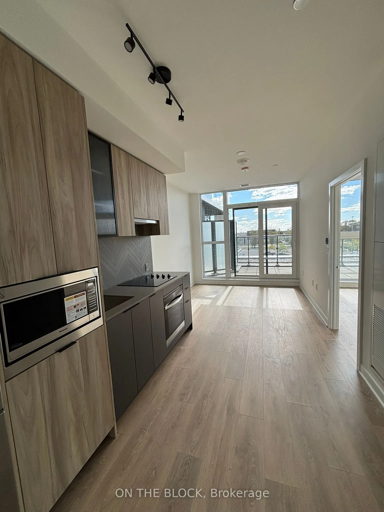 1037 The Queensway, #207