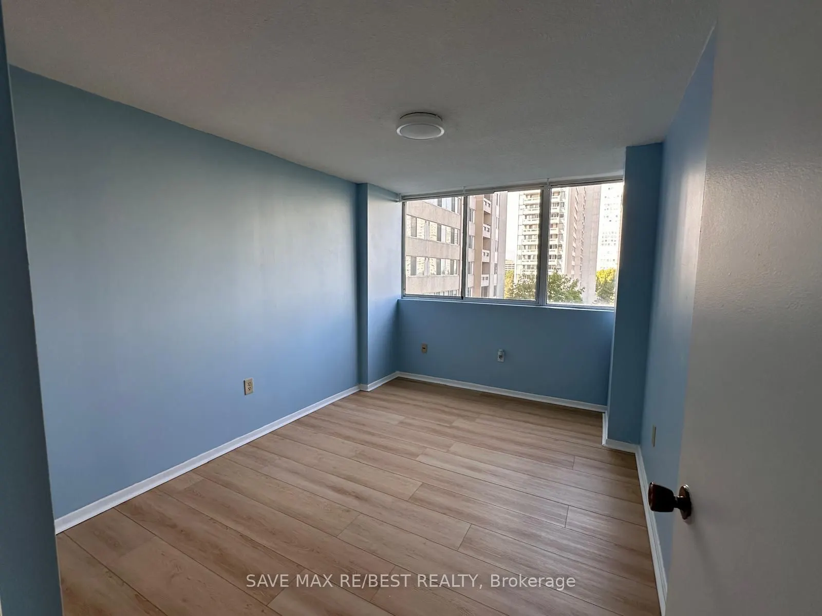 3590 Kaneff Crescent, #706