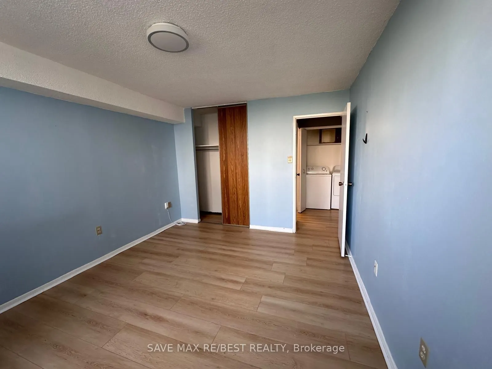 3590 Kaneff Crescent, #706