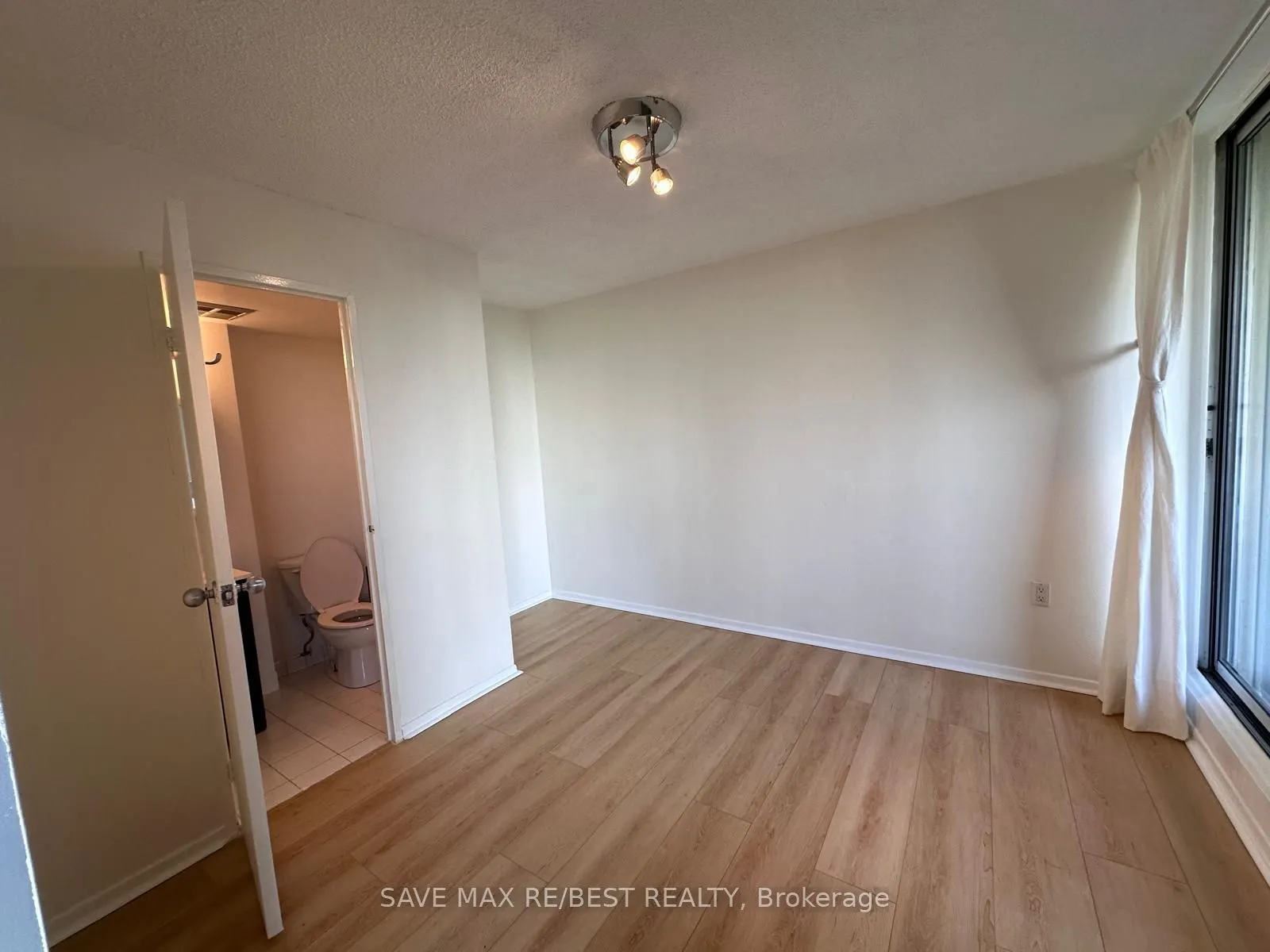 3590 Kaneff Crescent, #706