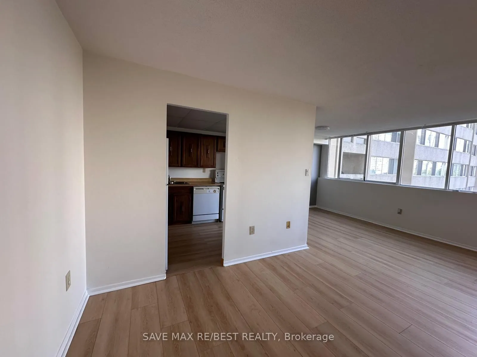3590 Kaneff Crescent, #706