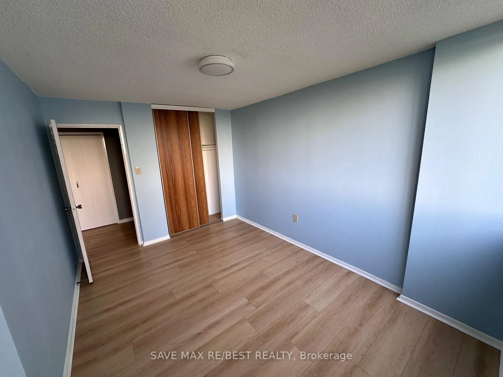 3590 Kaneff Crescent, #706