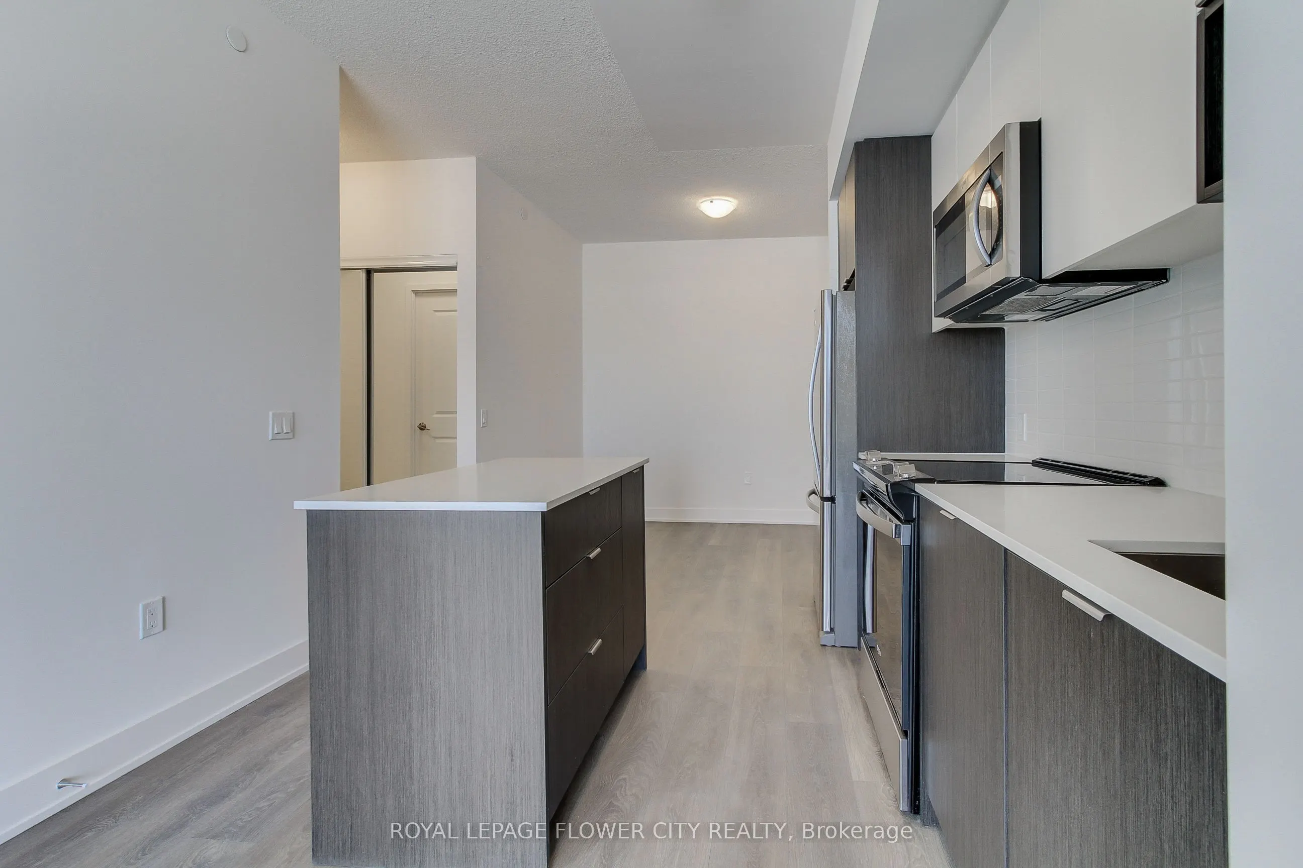 202 Burnhamthorpe Road E, #1506