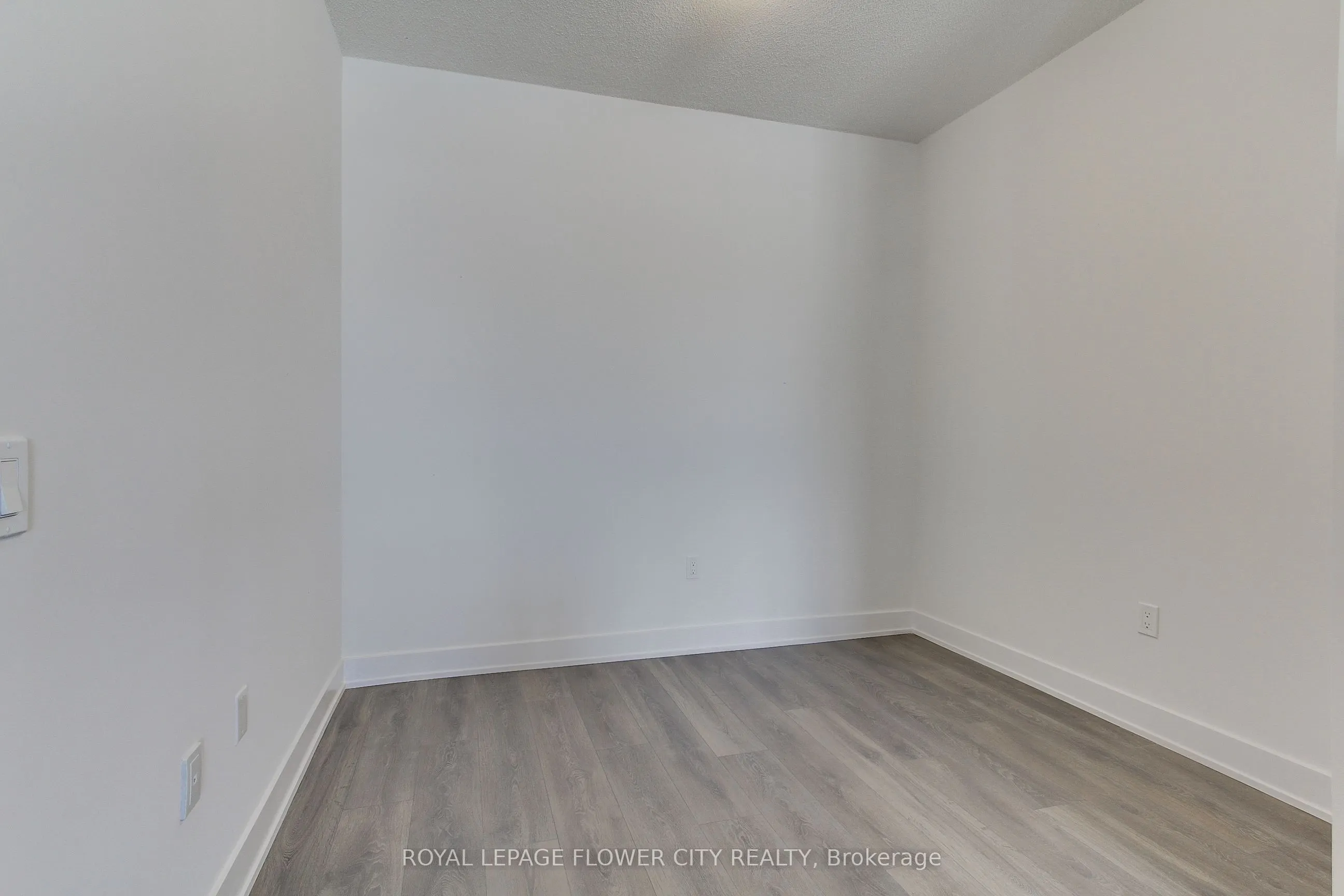 202 Burnhamthorpe Road E, #1506