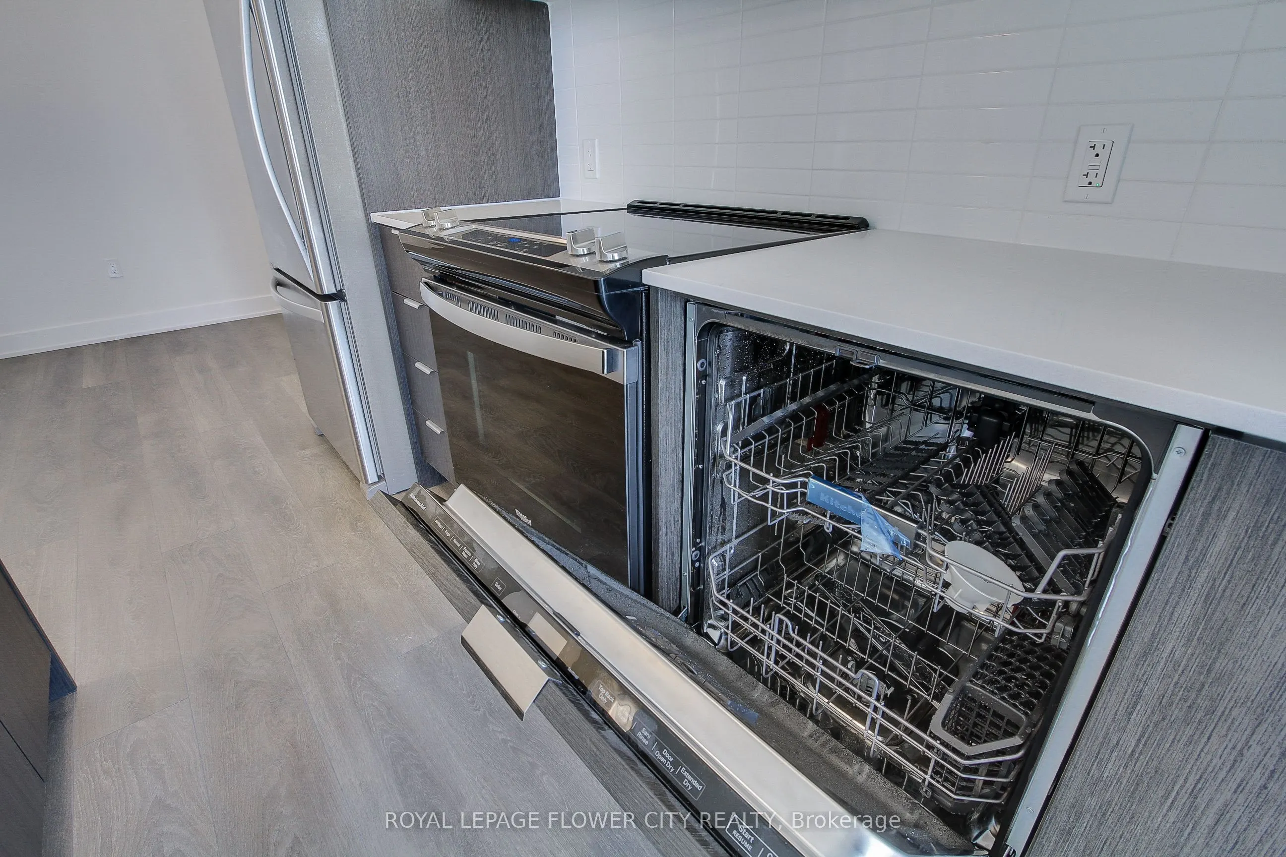 202 Burnhamthorpe Road E, #1506