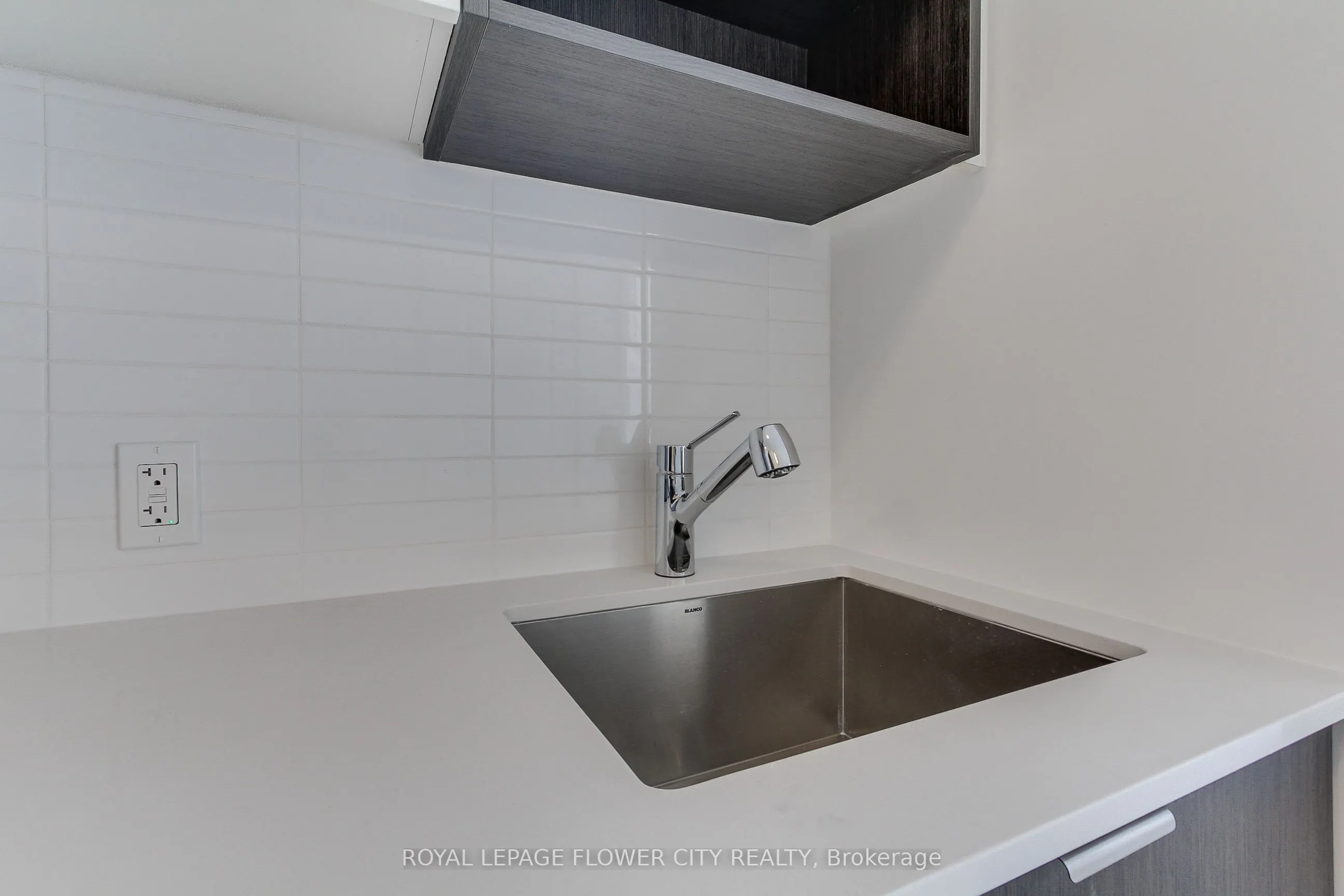 202 Burnhamthorpe Road E, #1506