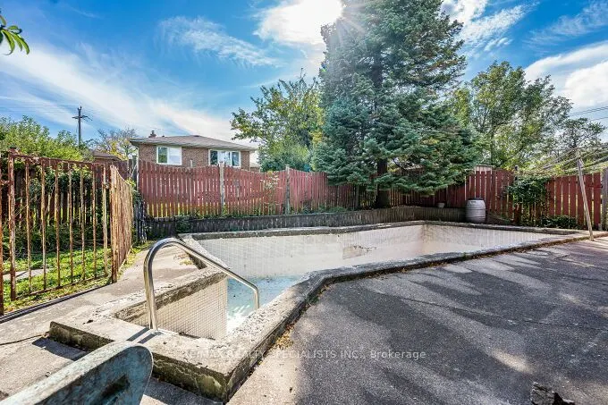 61 Brewster Crescent