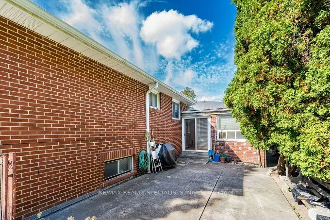 61 Brewster Crescent