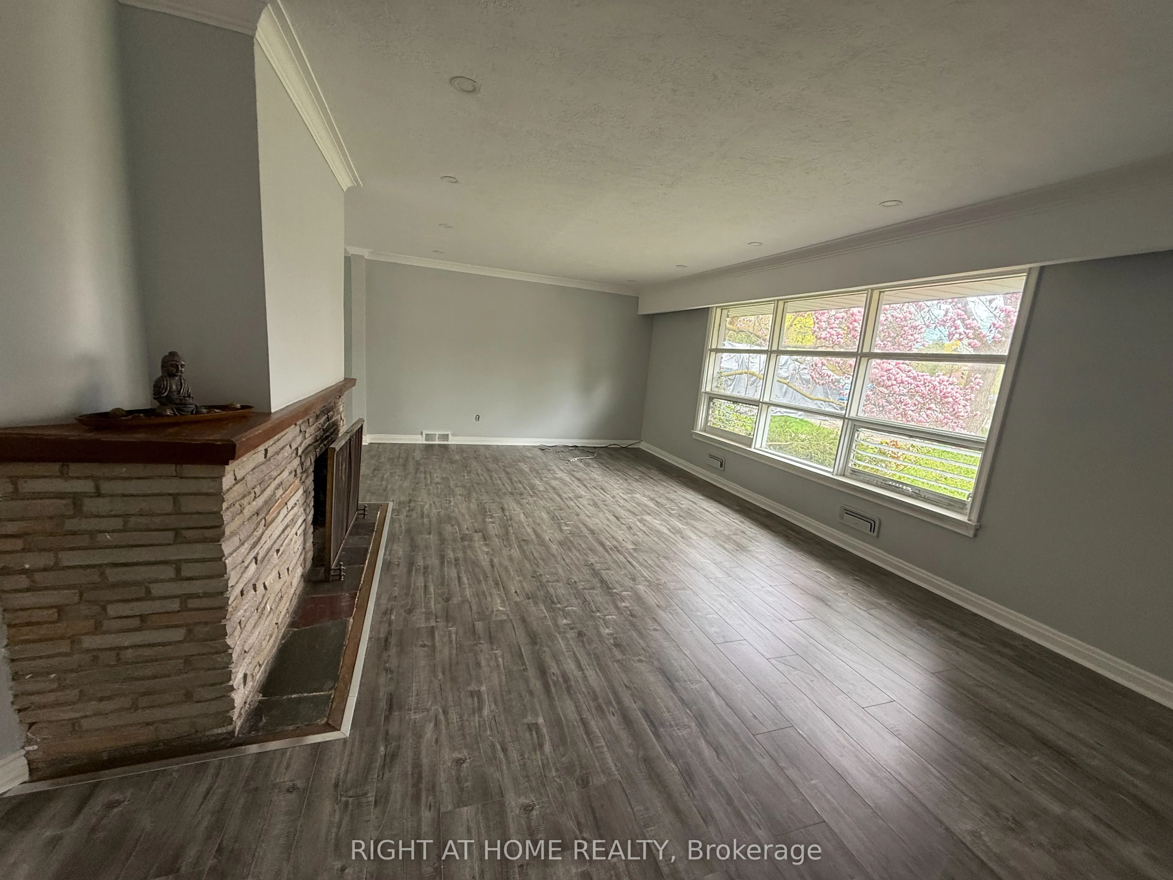 115 Main Street S