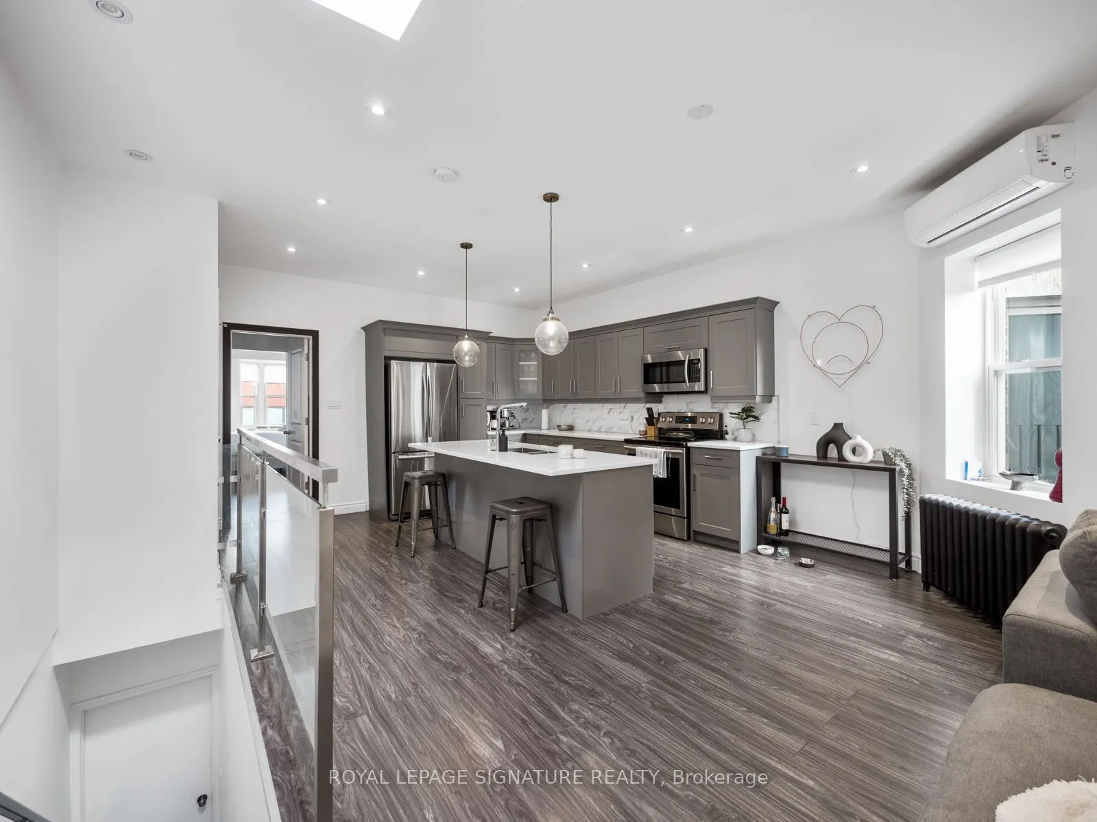 2243 Dundas Street W, #3rd Lvl