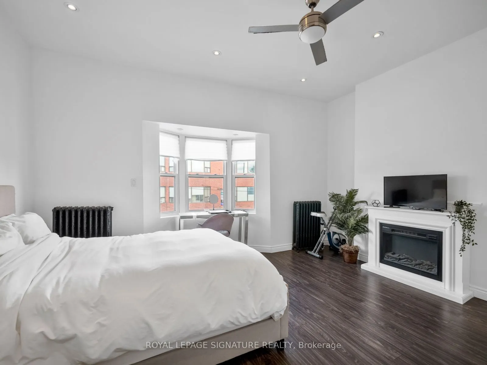 2243 Dundas Street W, #3rd Lvl