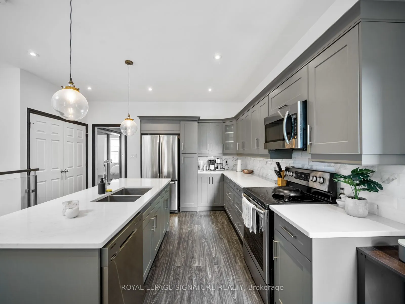 2243 Dundas Street W, #3rd Lvl