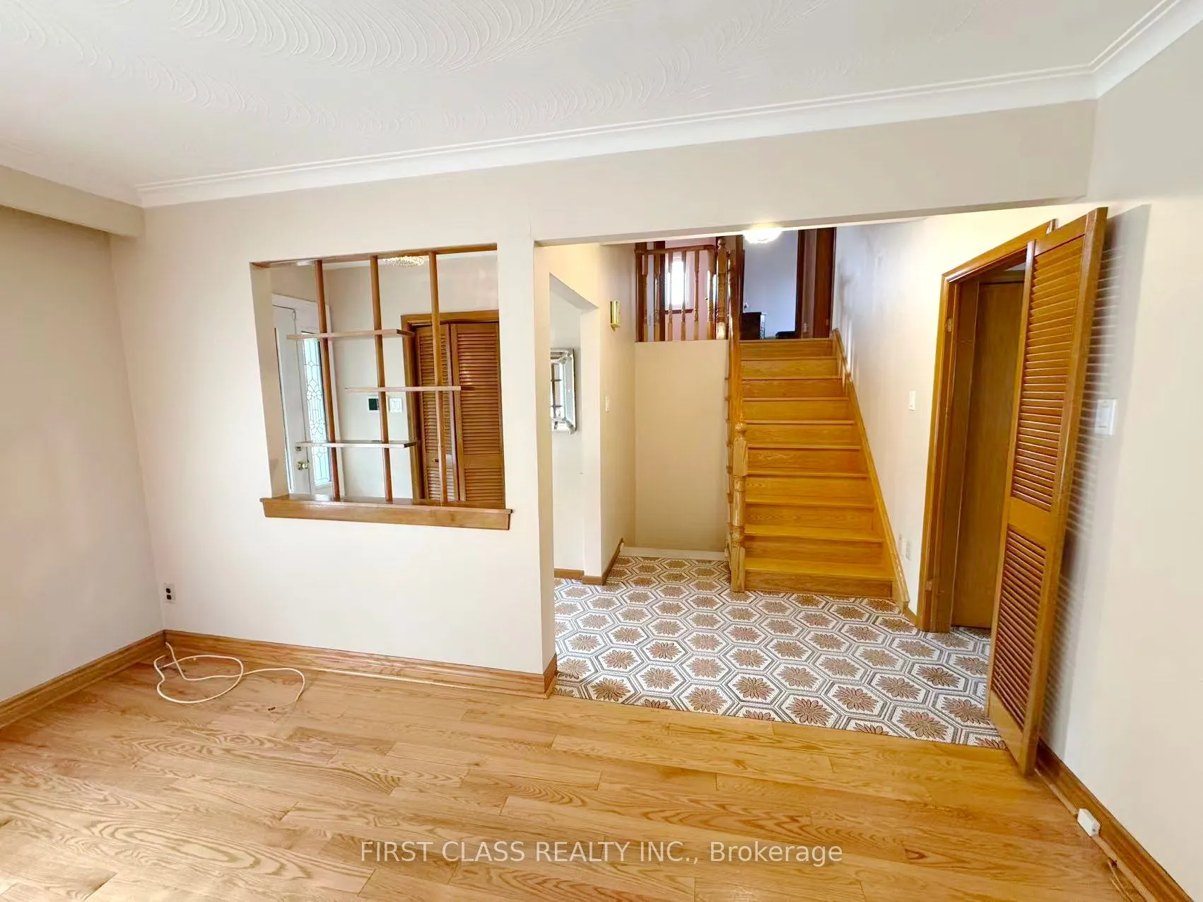 3277 CARDROSS Road, #Upper Unit