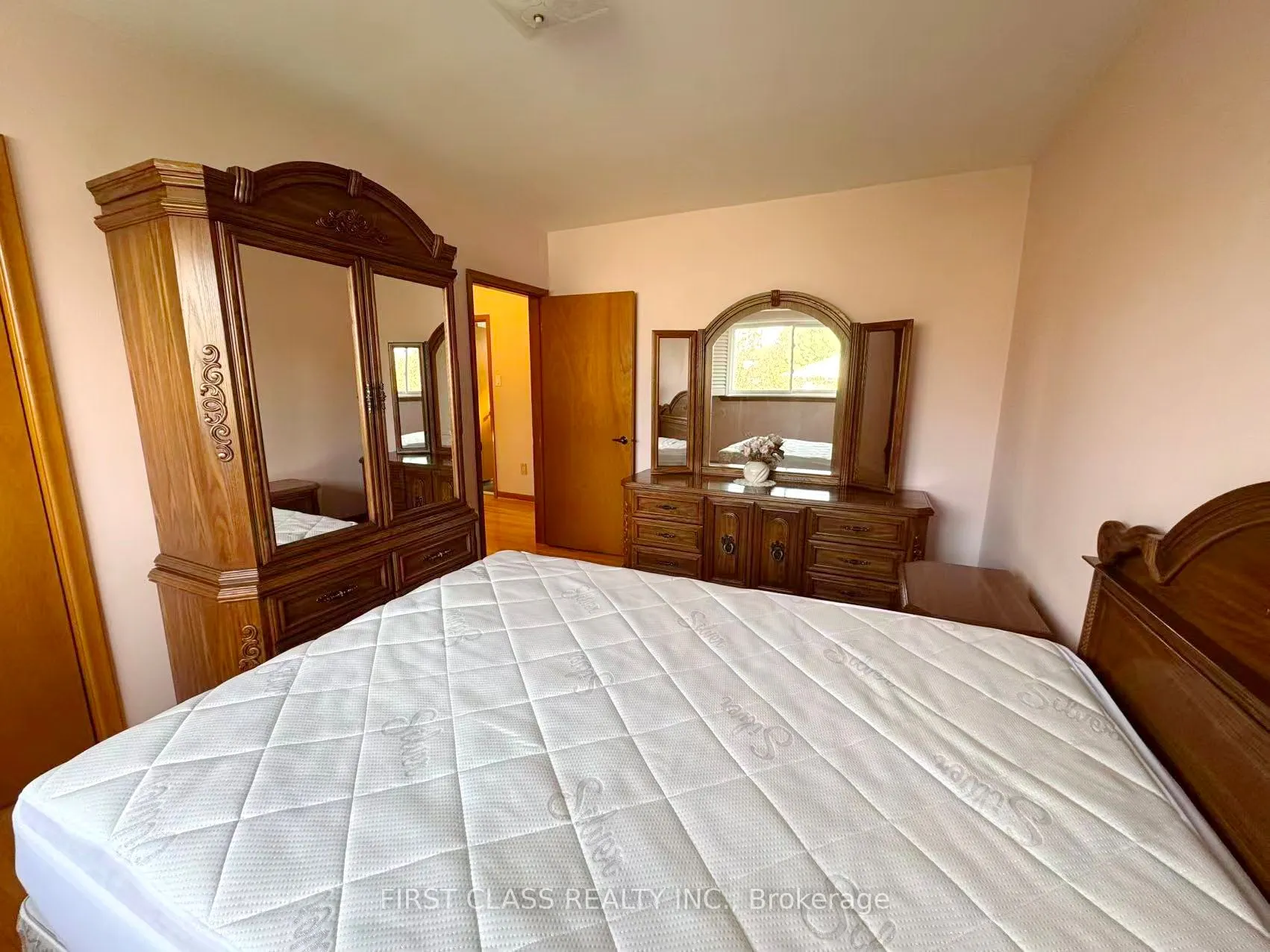 3277 CARDROSS Road, #Upper Unit