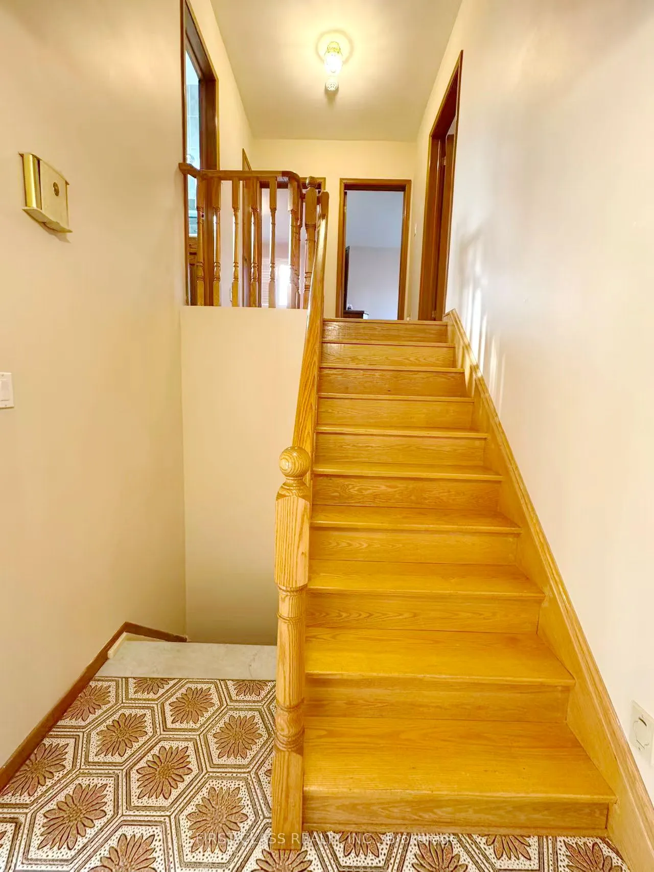 3277 CARDROSS Road, #Upper Unit