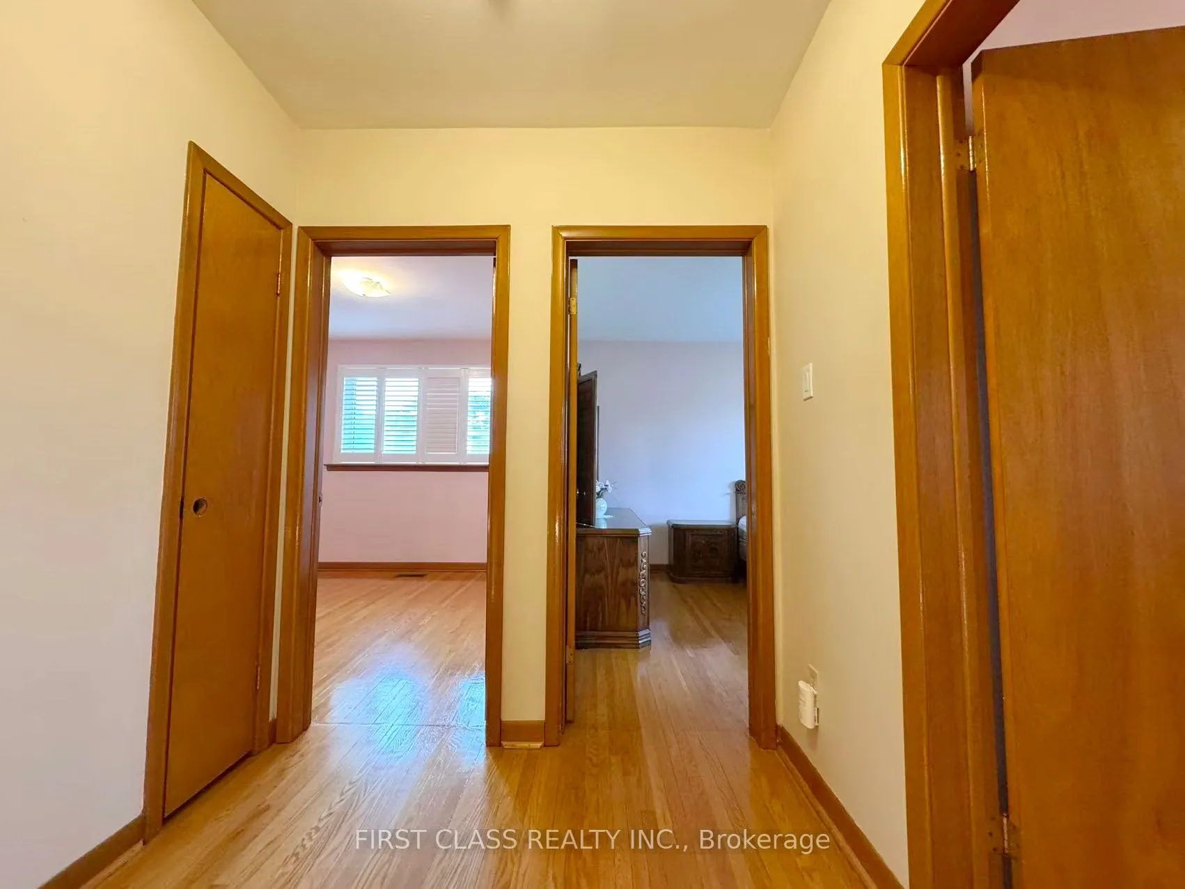 3277 CARDROSS Road, #Upper Unit