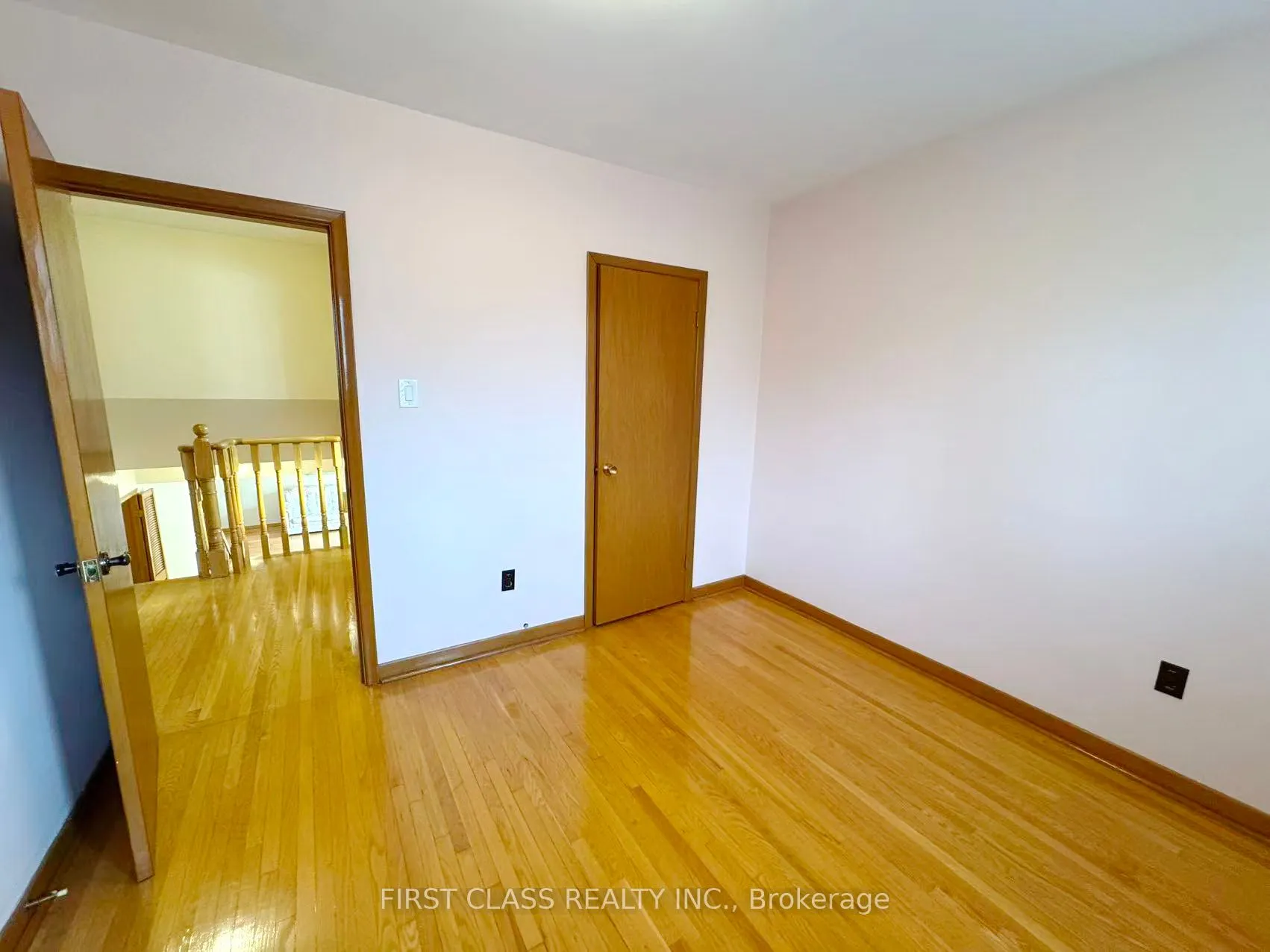 3277 CARDROSS Road, #Upper Unit