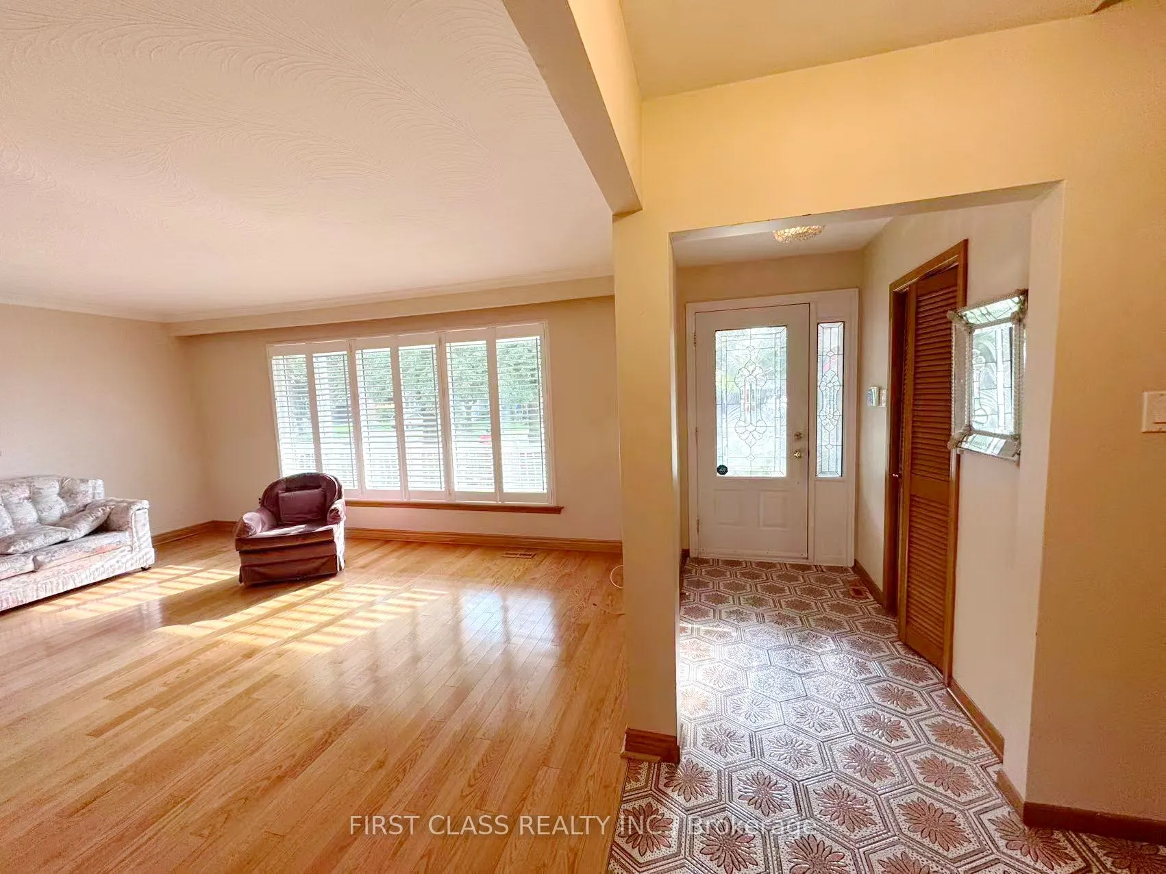 3277 CARDROSS Road, #Upper Unit