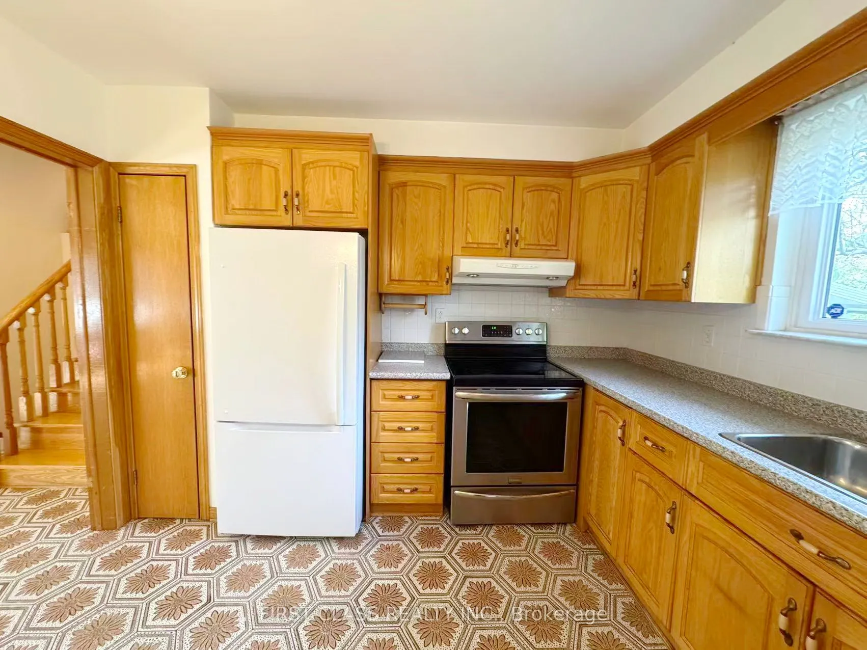 3277 CARDROSS Road, #Upper Unit