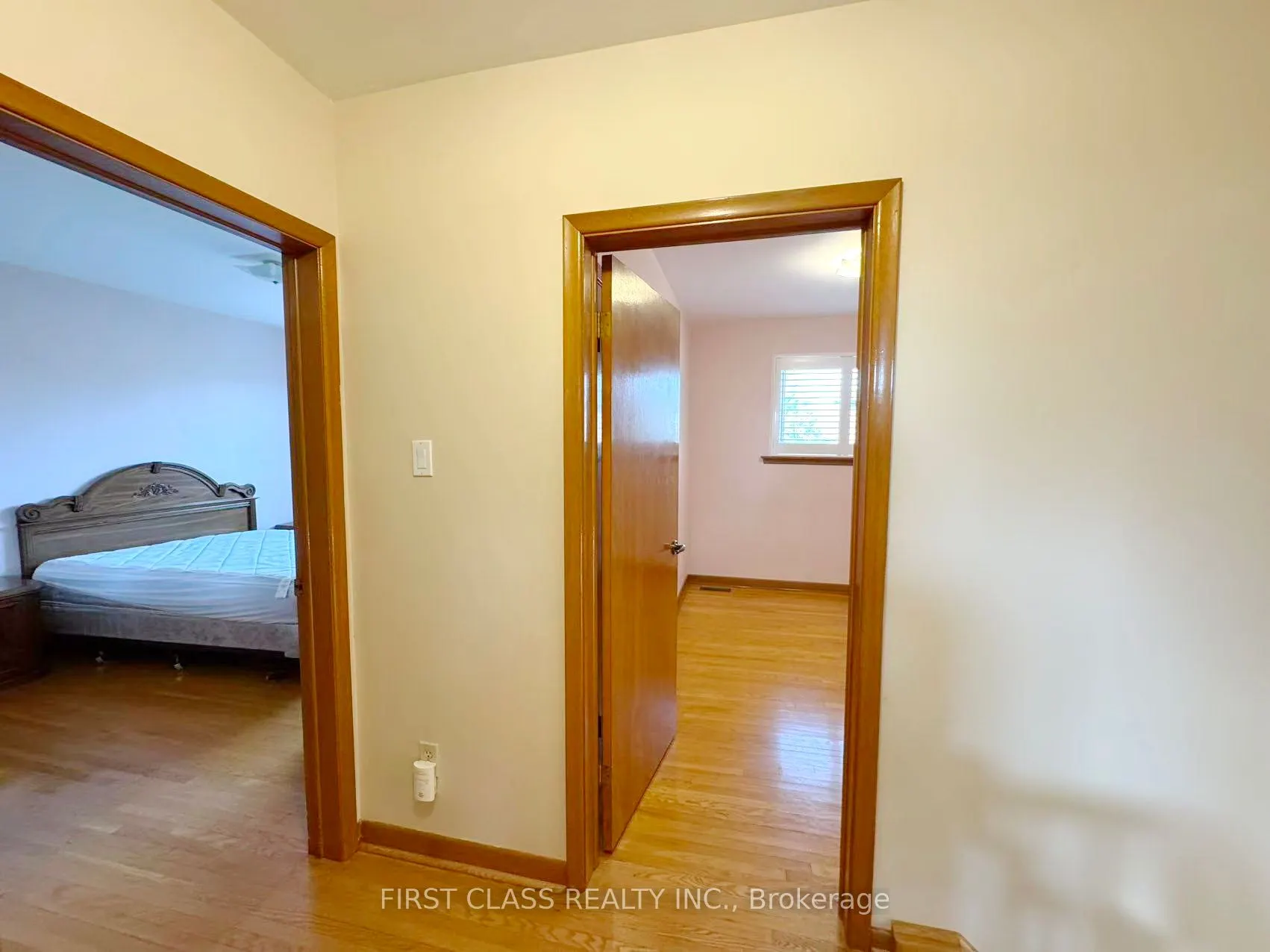 3277 CARDROSS Road, #Upper Unit