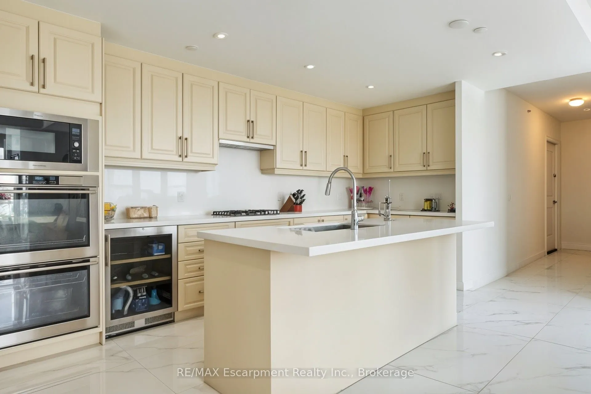 3500 Lakeshore Road W, #827