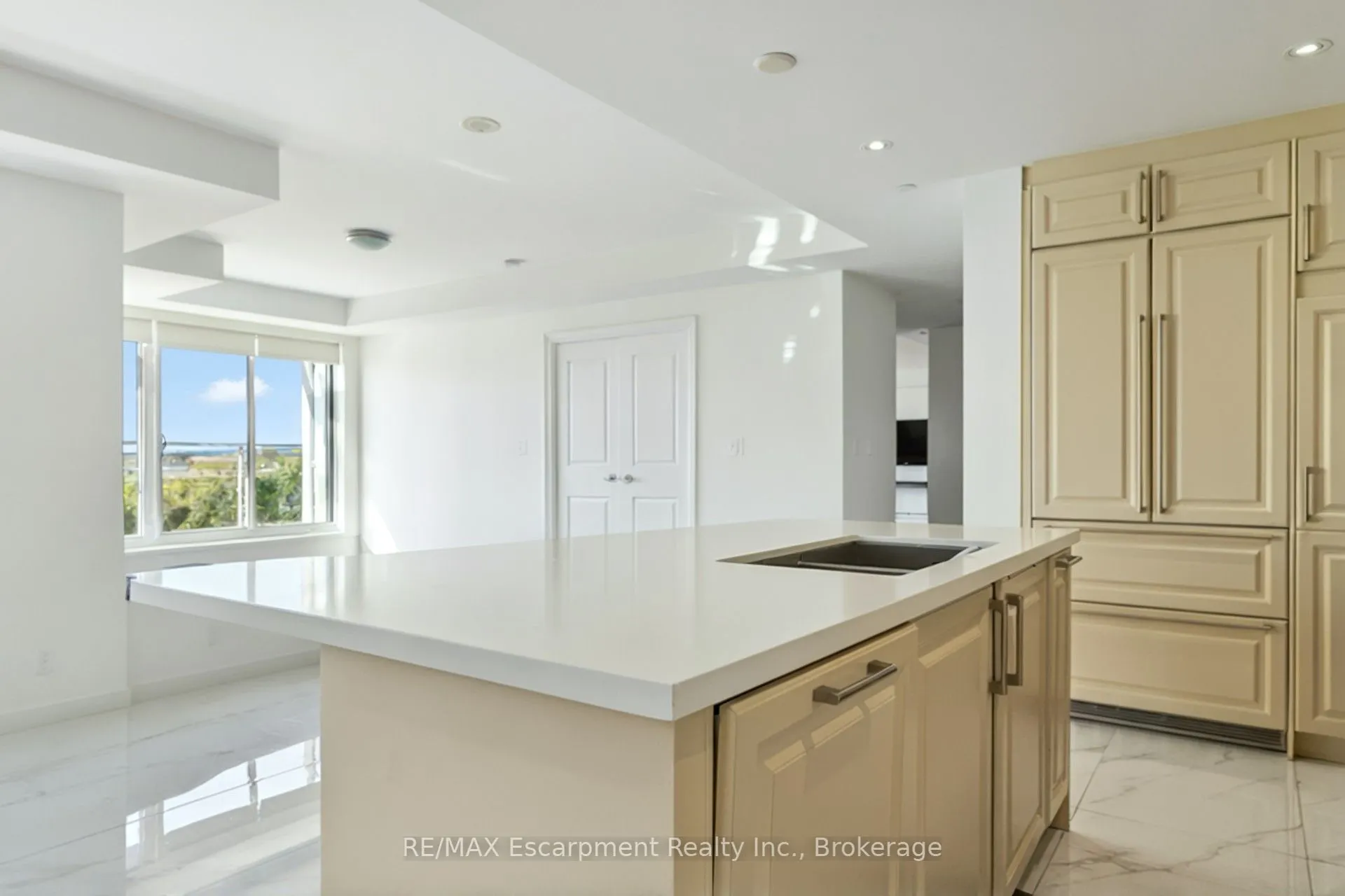 3500 Lakeshore Road W, #827