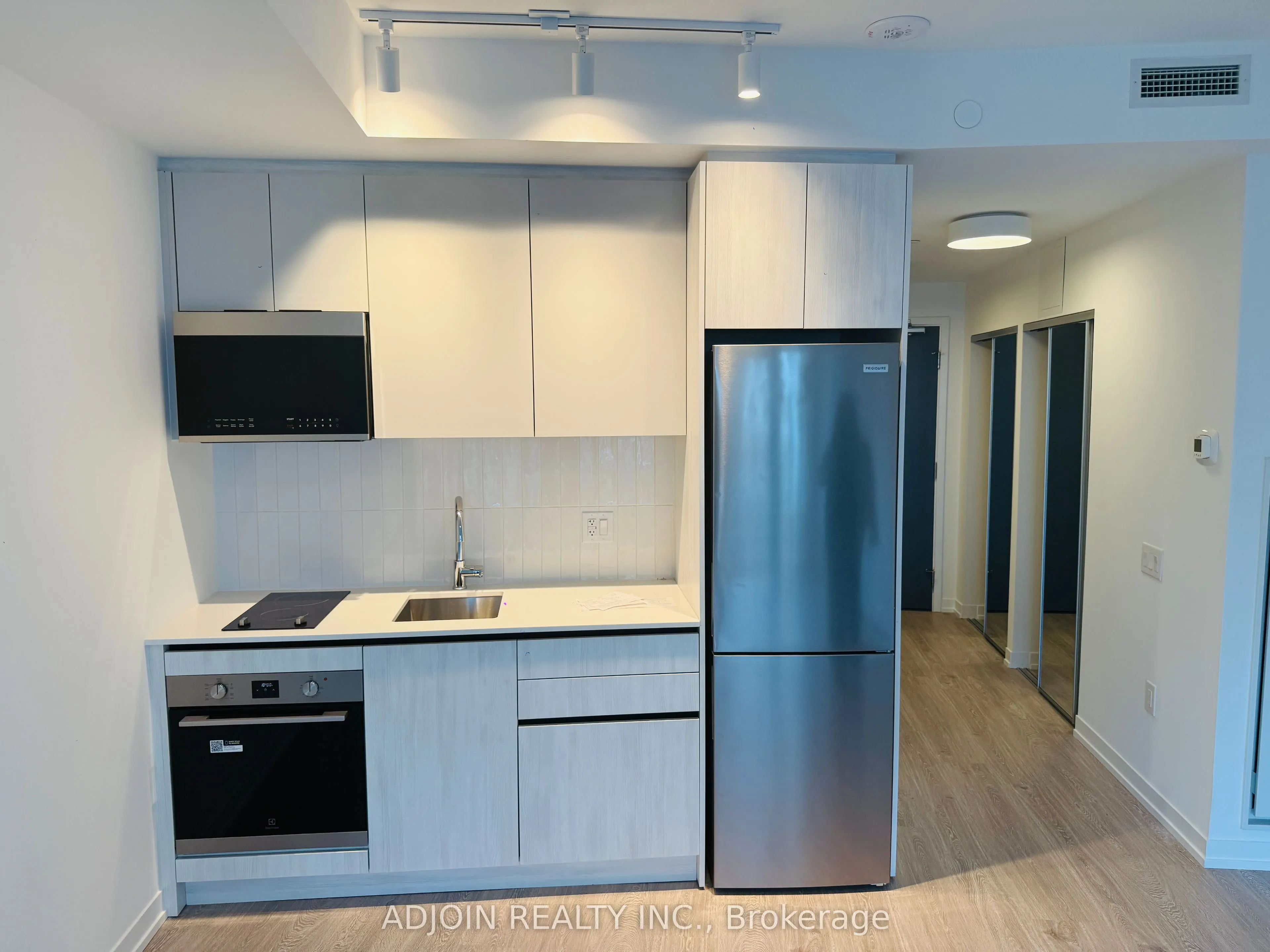 2485 Eglinton Avenue, #612