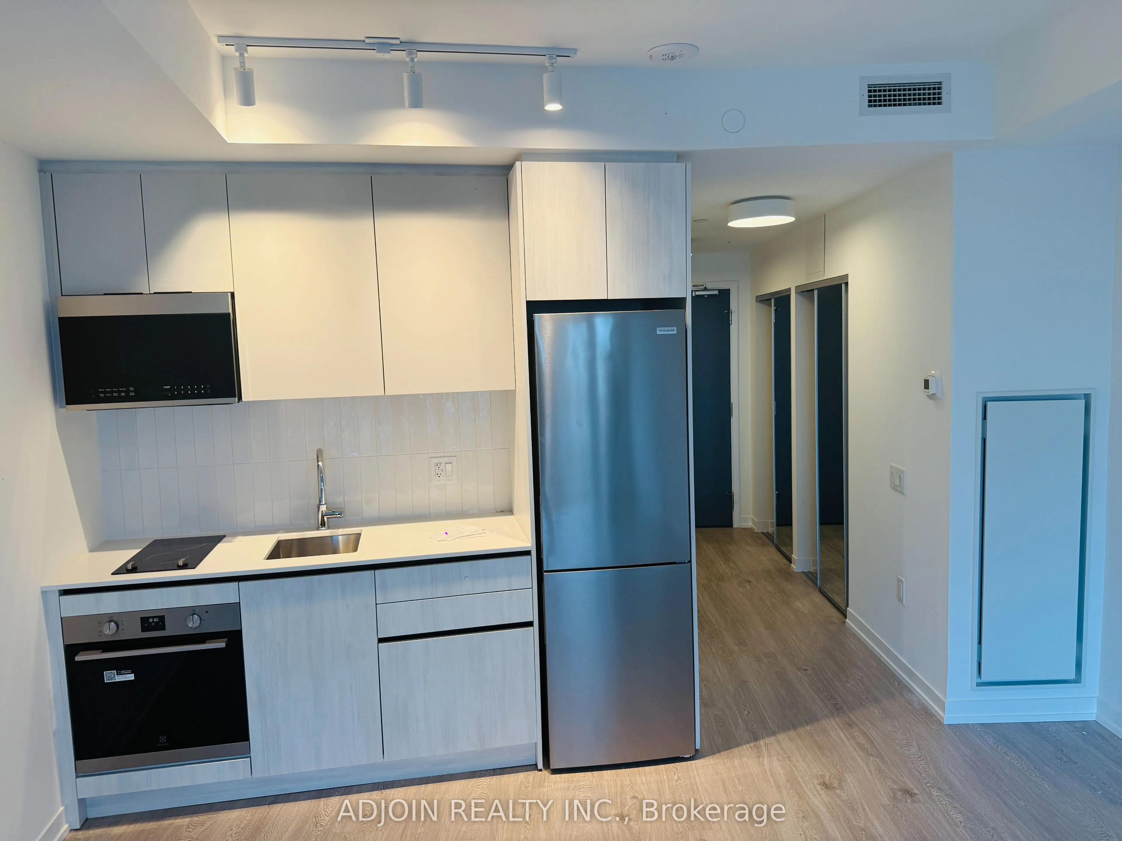 2485 Eglinton Avenue, #612
