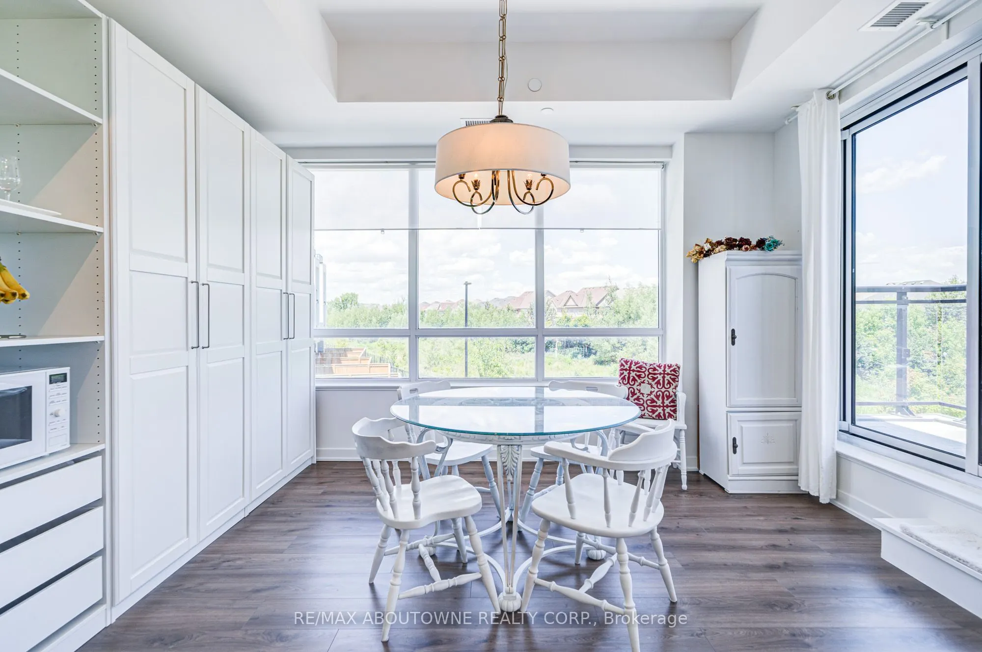 395 Dundas Street W, #234