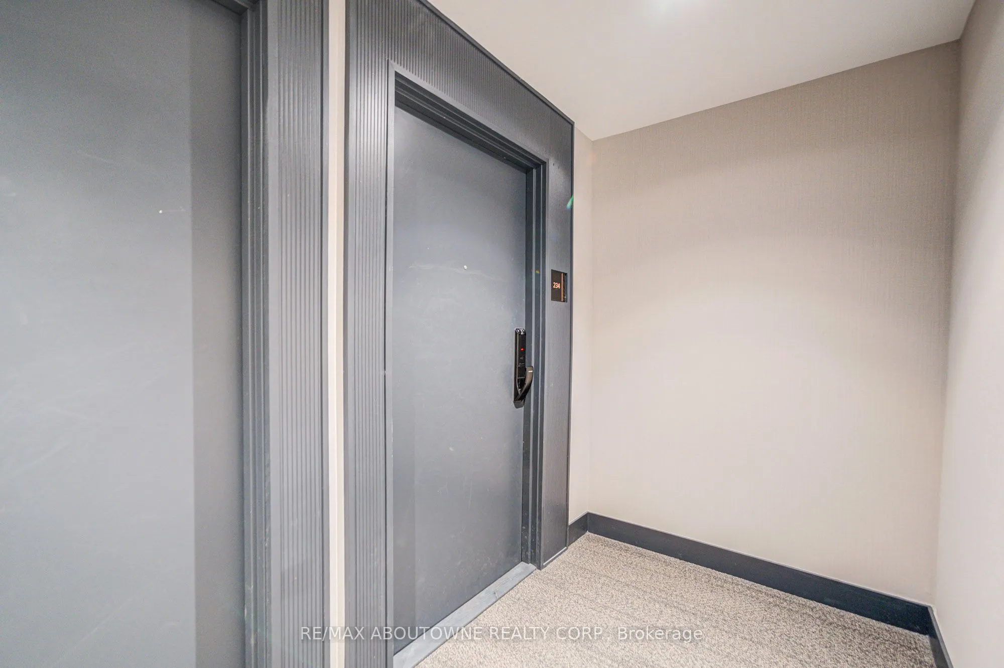 395 Dundas Street W, #234
