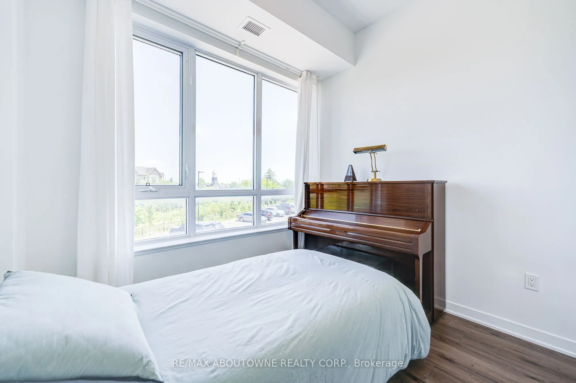 395 Dundas Street W, #234