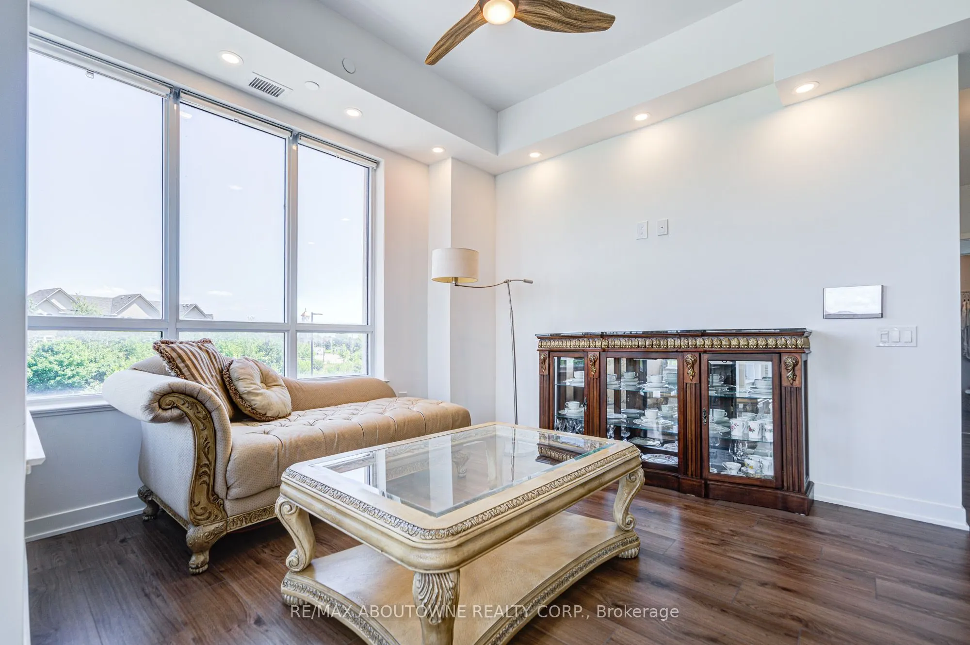 395 Dundas Street W, #234